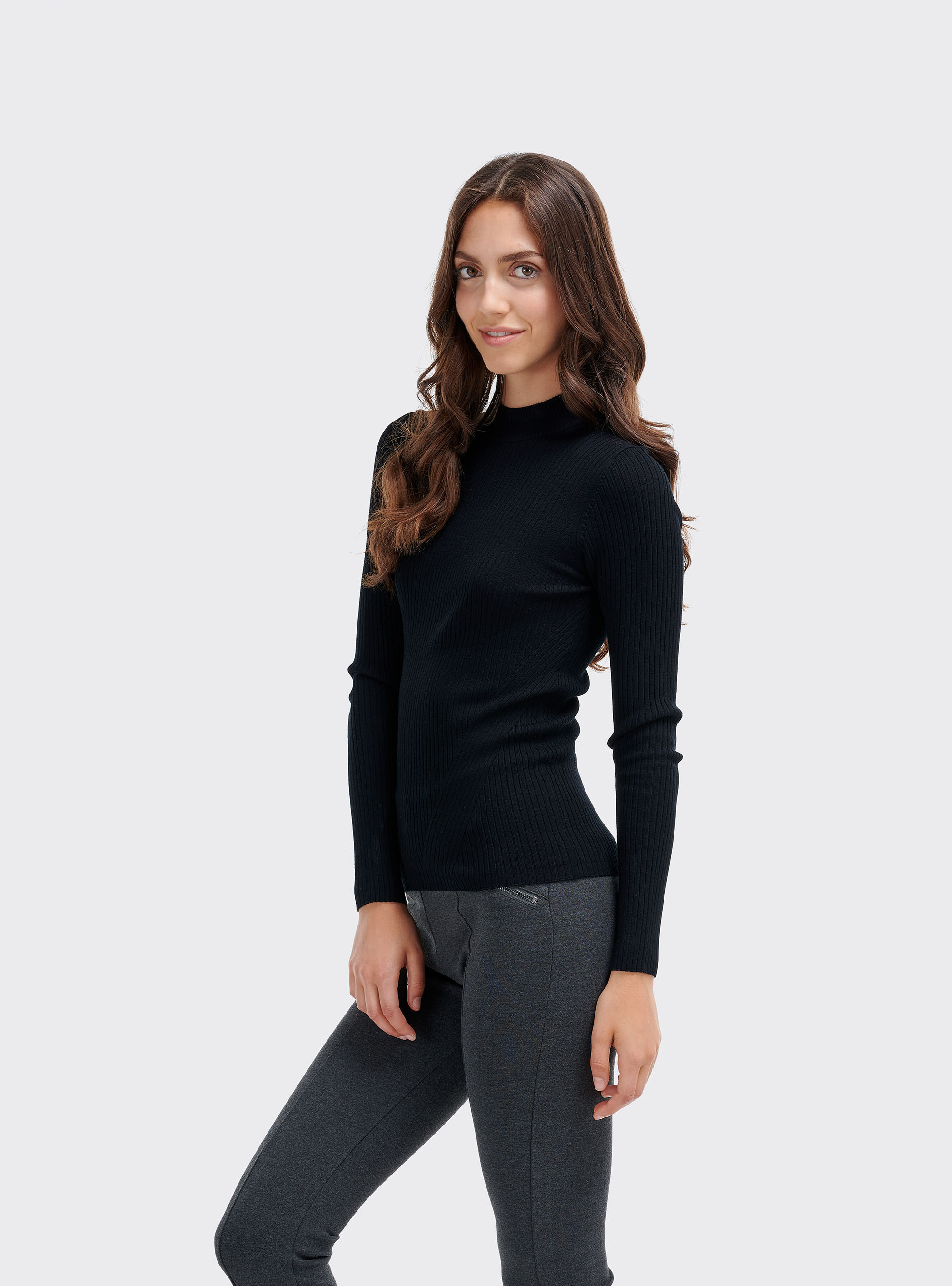 Pullover aus geripptem Strick mit halbhohem Kragen, C101 BLACK