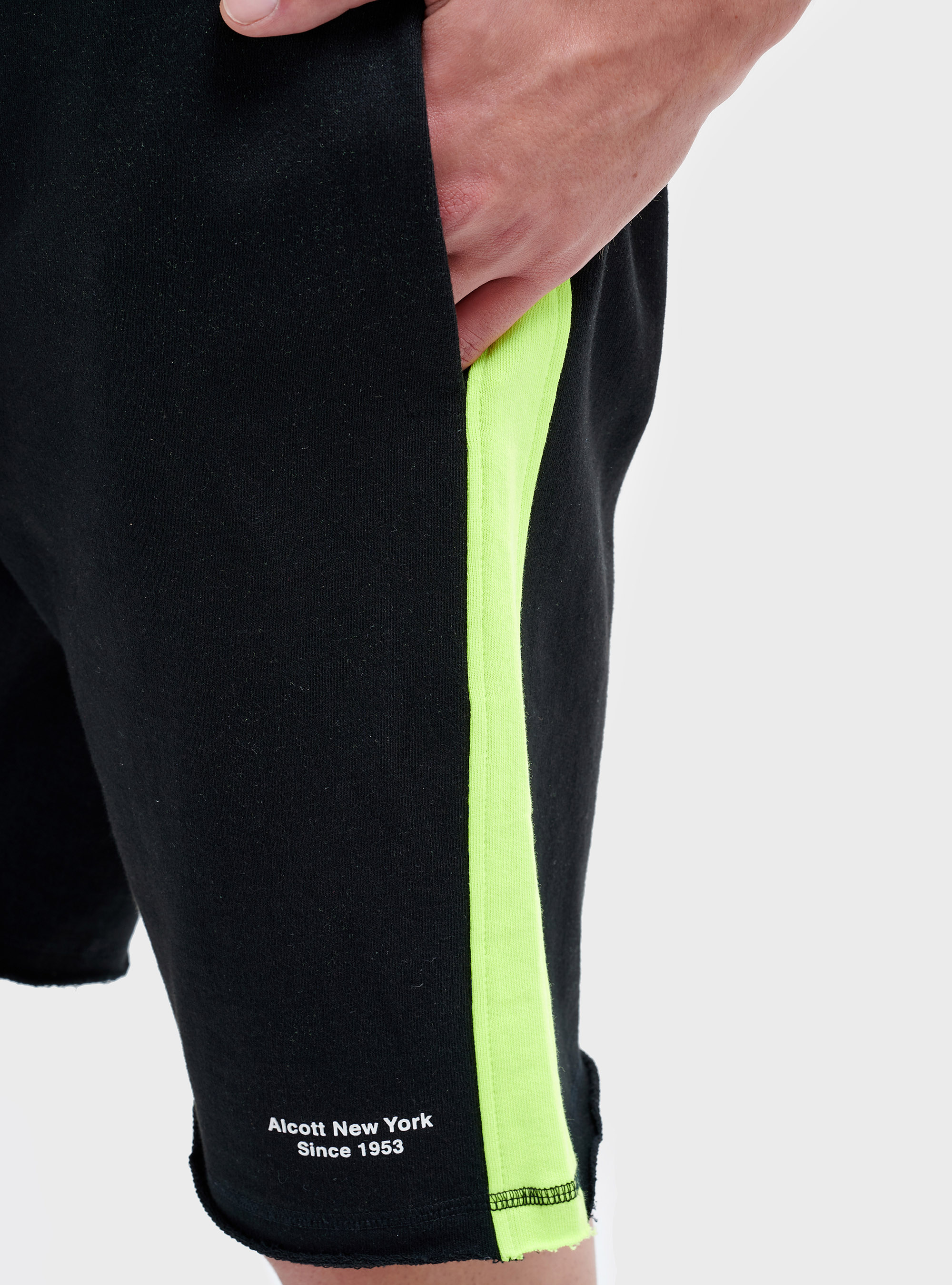 Bermuda de jogging avec bande lat&eacute;rale, C101 BLACK