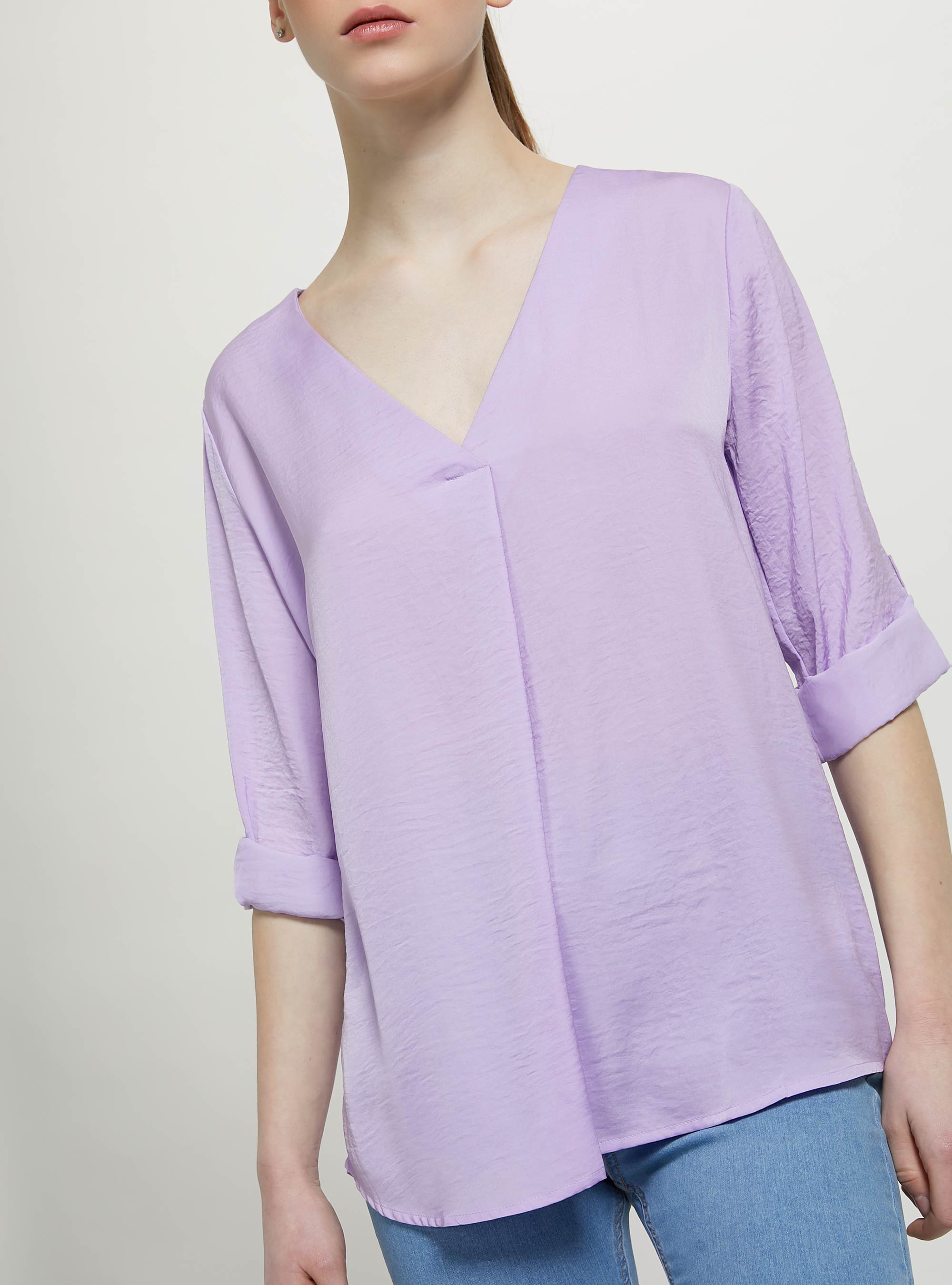 Plain-coloured blouse with neckline, LC2 LILLAC MEDIUM