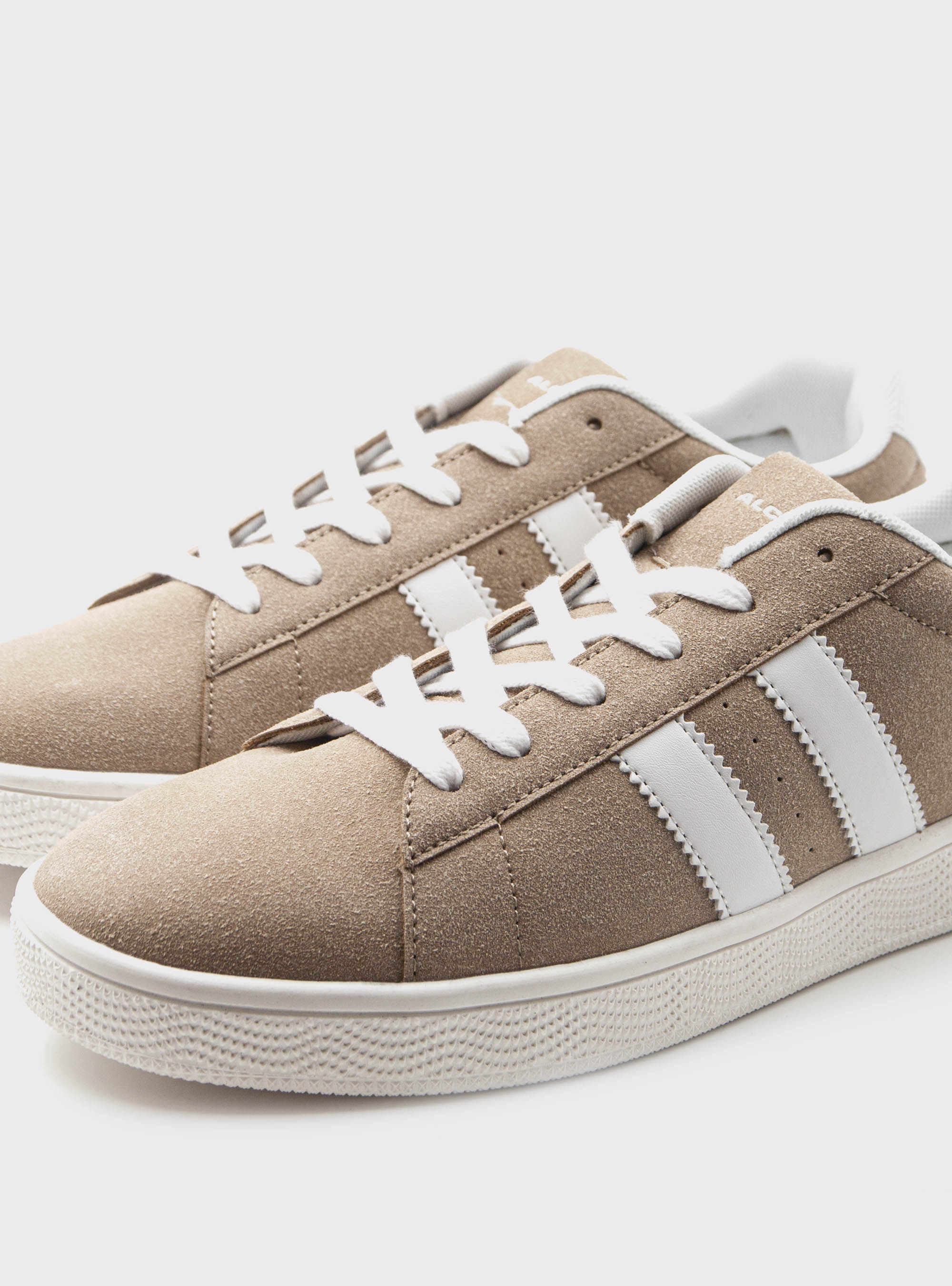 Sneaker aus Wildleder-Stoff mit kontrastierenden Seitenbändern, C5558 BEIGE