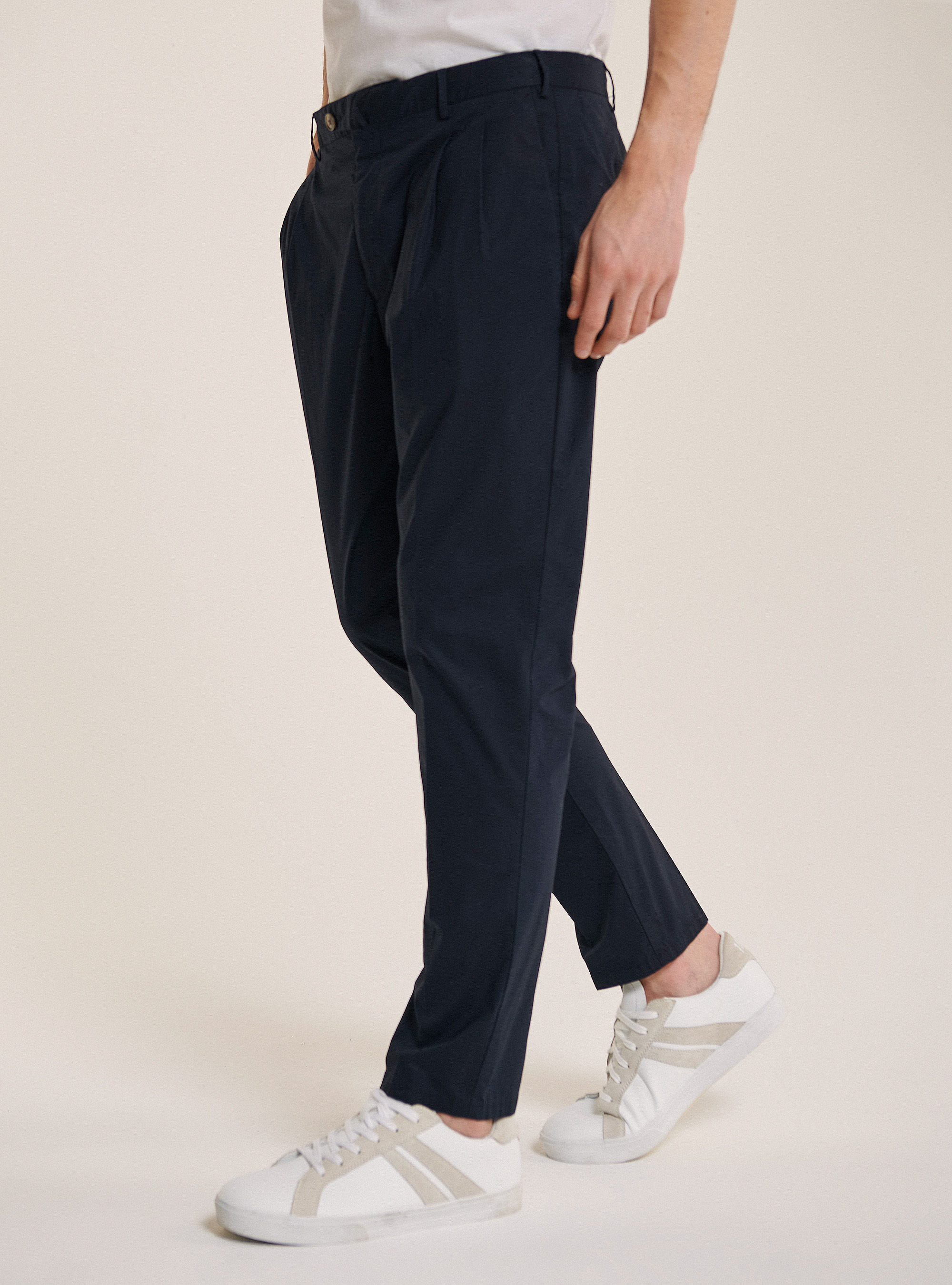 Pantalone in cotone con doppia pinces, NA1 NAVY DARK