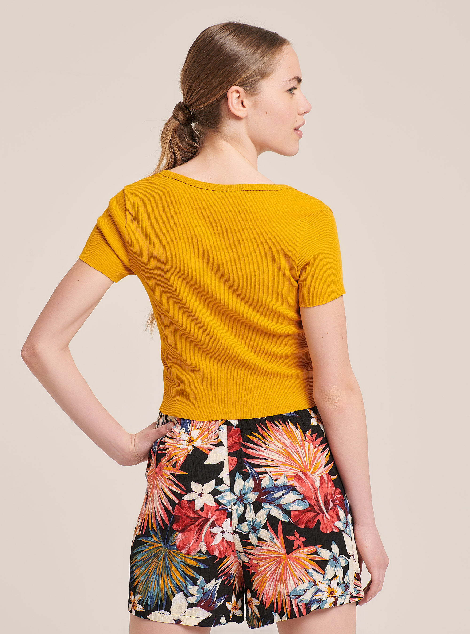 Maglietta cropped a costine con scollo a v taglio vivo, SENAPE