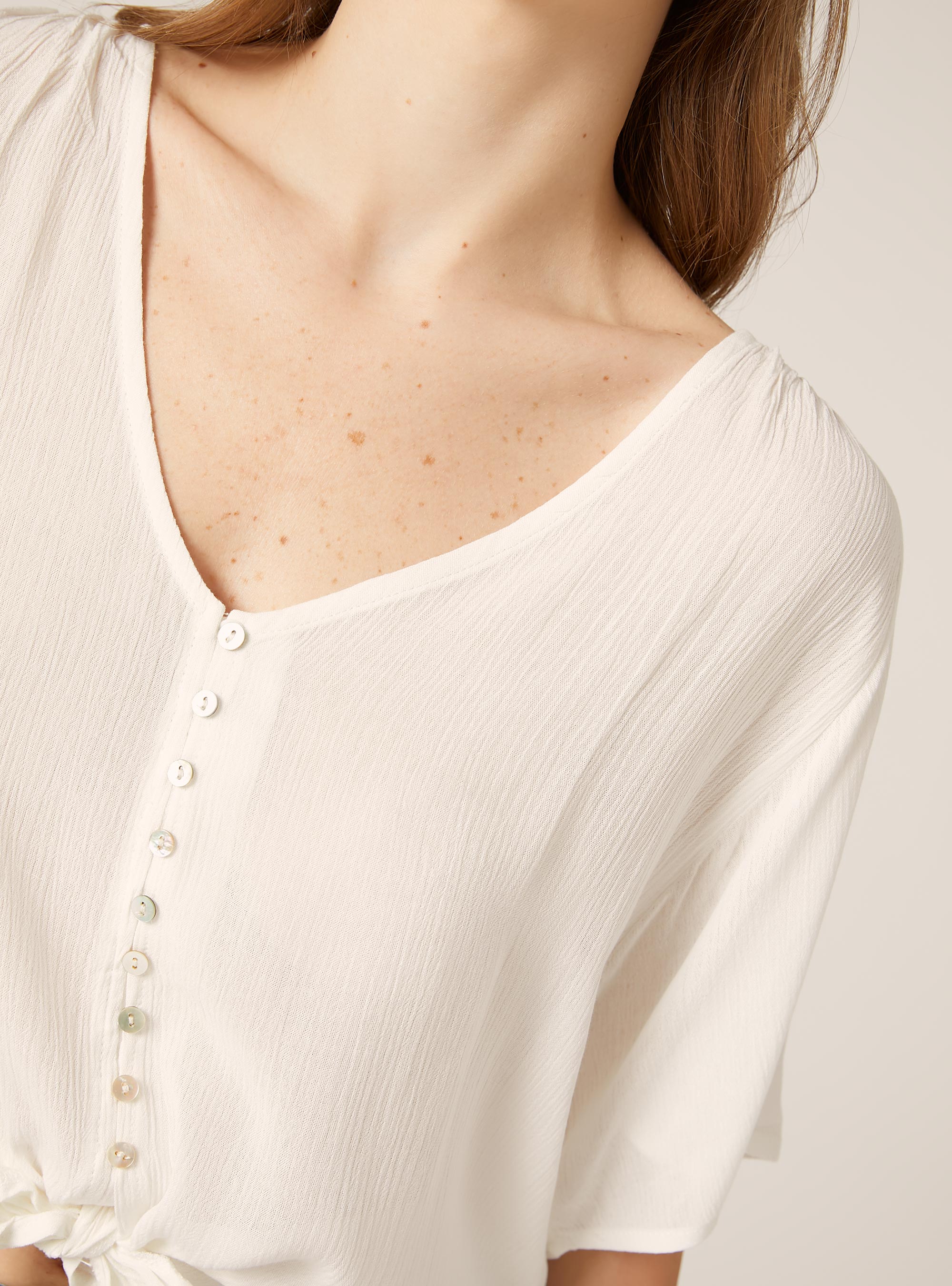 Unifarbenes Hemd mit V-Ausschnitt und Taillenknoten, WH1 OFF WHITE