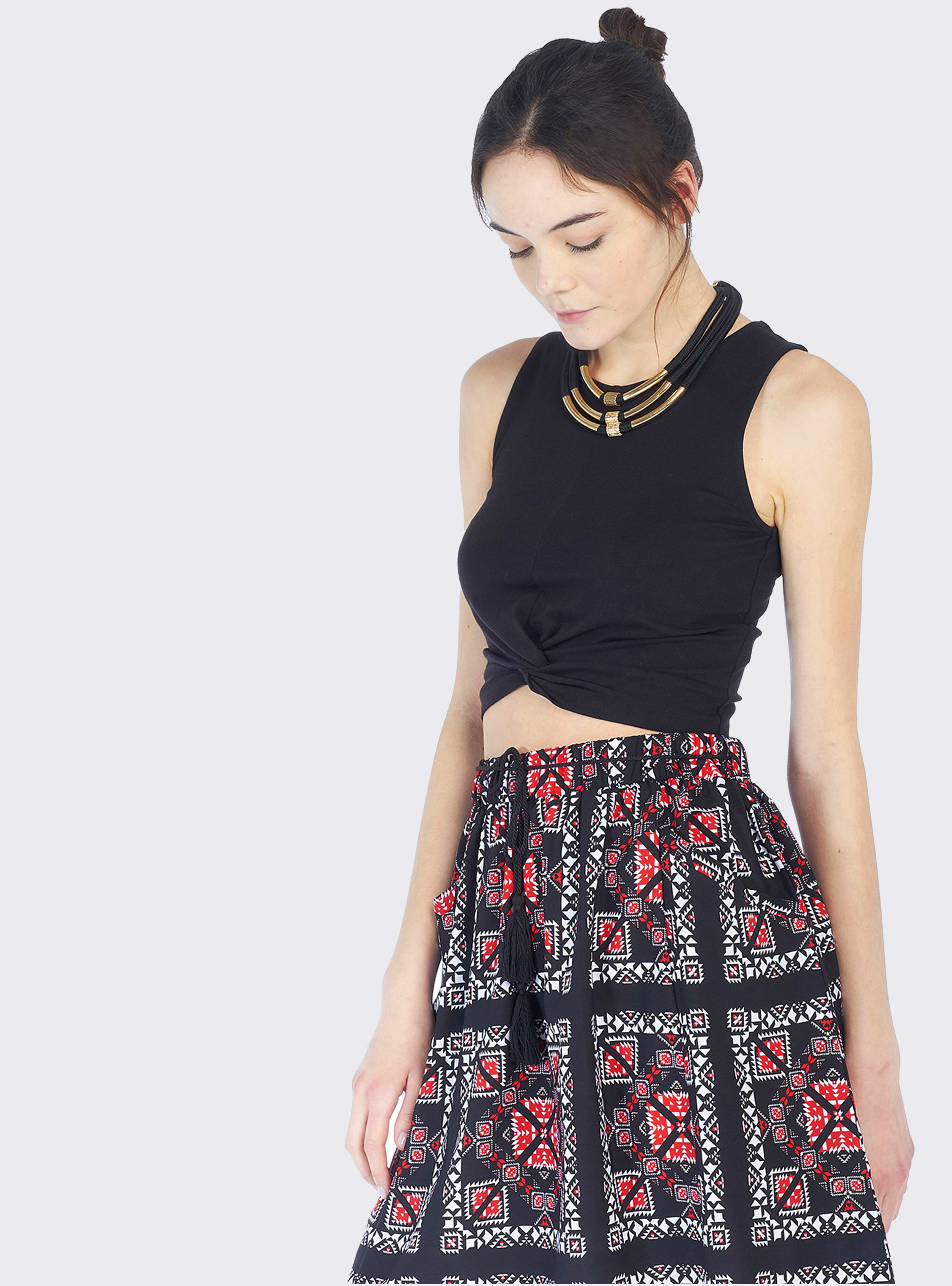 Kurzes, schlichtes Oberteil mit Knoten, C101 BLACK