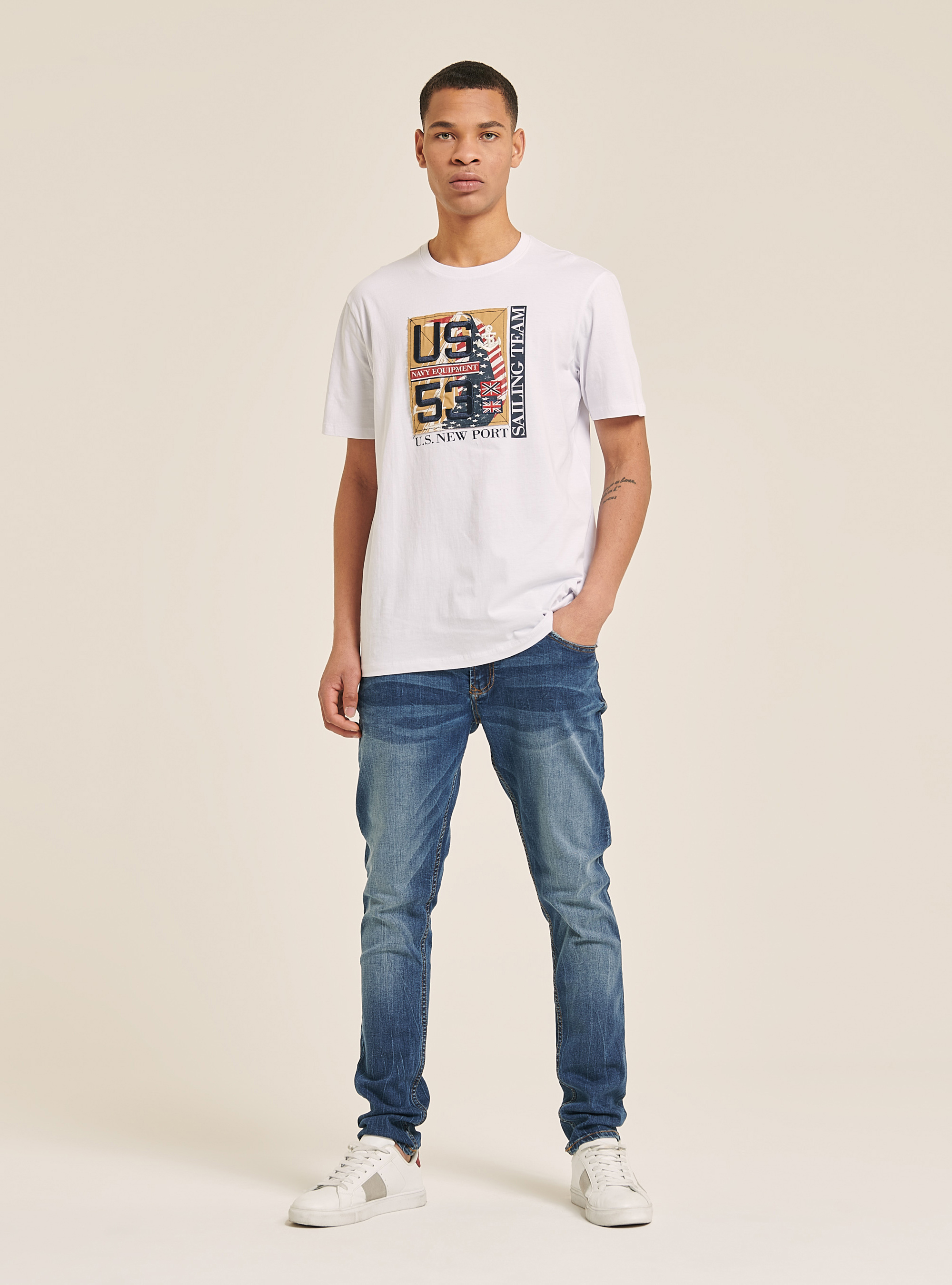 Camiseta de algod&oacute;n con bordado y estampado azul marino, BLANCO