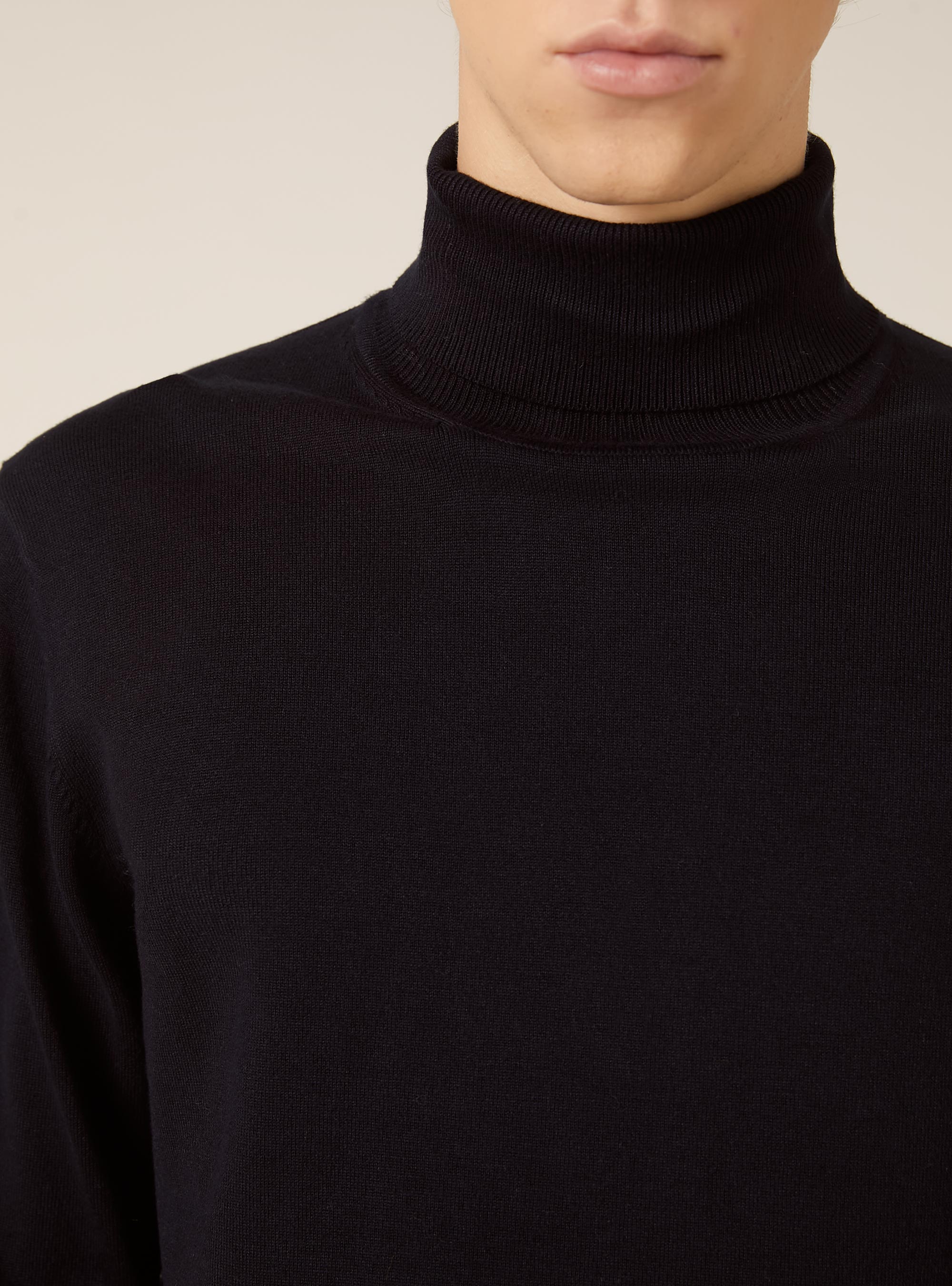 Jersey de cuello alto en viscosa suave, NA1 NAVY DARK