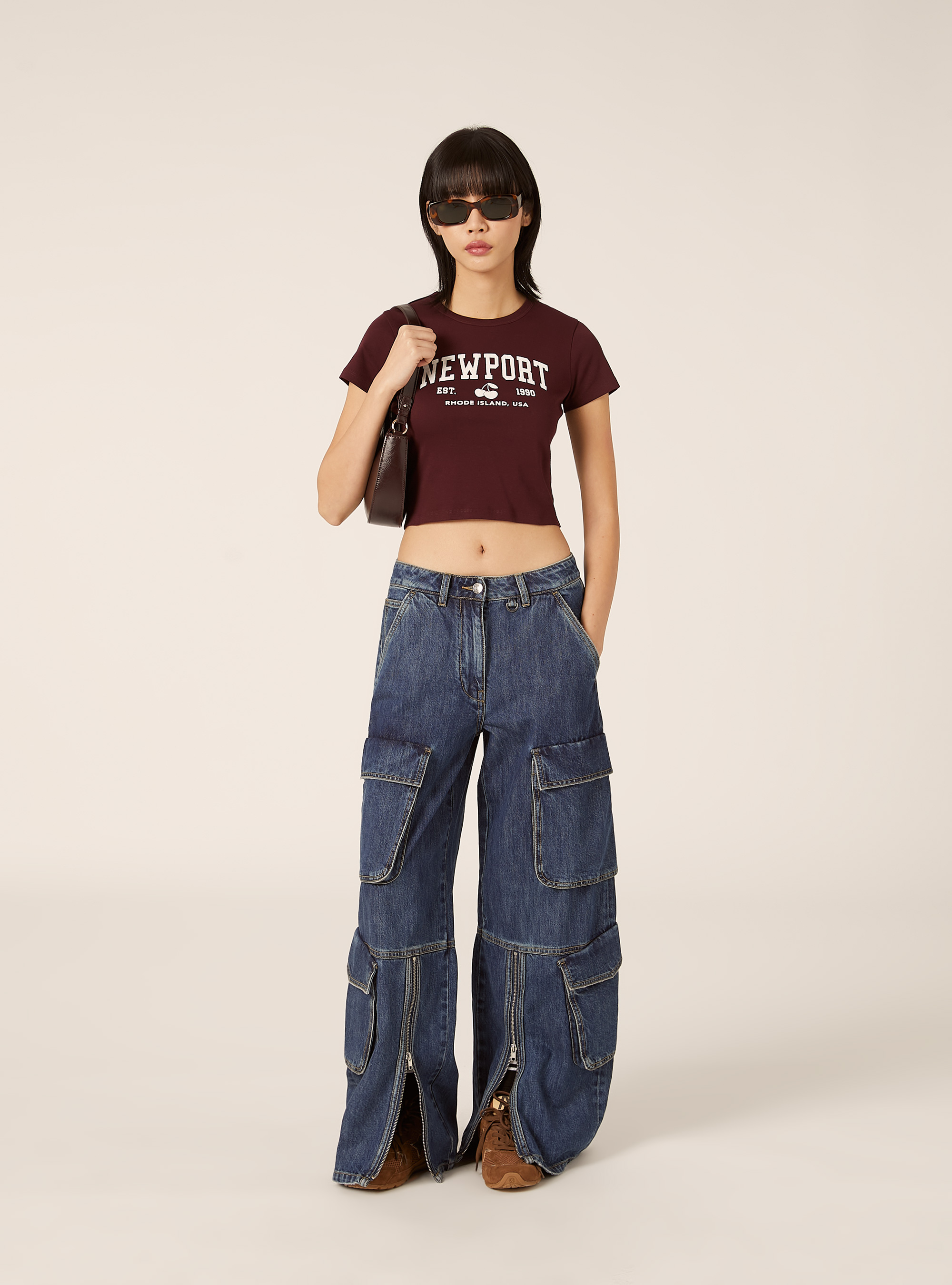 Kurz&auml;rmeliges Crop-T-Shirt mit College-Grafik-Print, BO1 BORDEAUX DARK