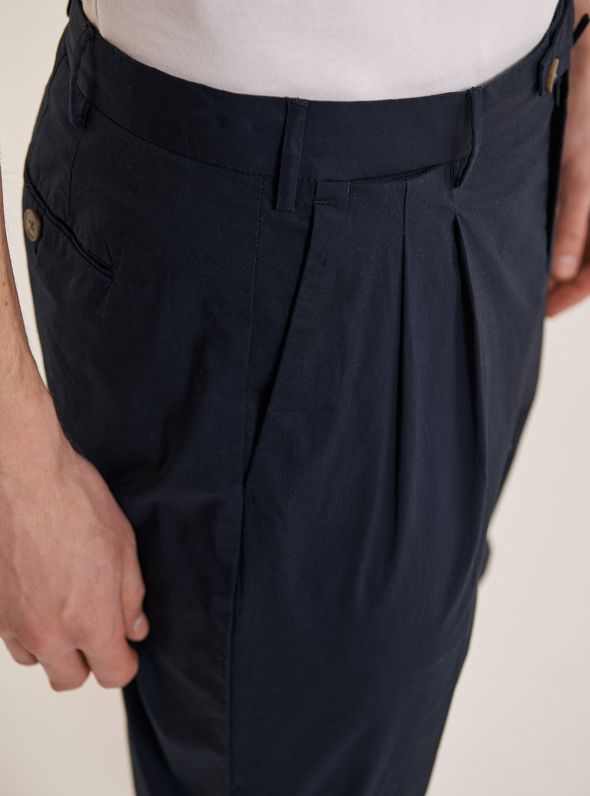 Pantalone in cotone con doppia pinces, NA1 NAVY DARK