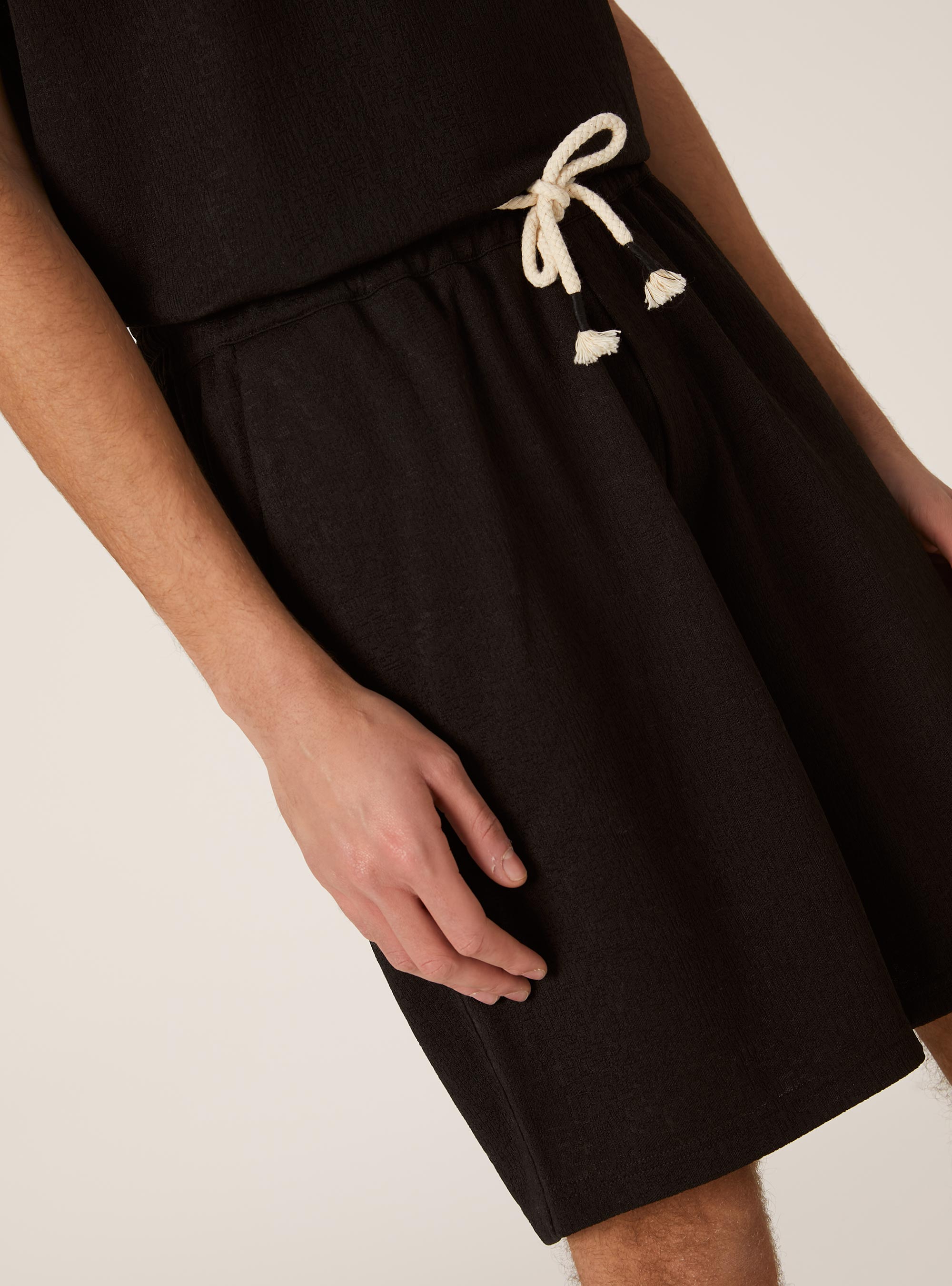 Bermudas con textura y cord&oacute;n ajustable, BK1 BLACK