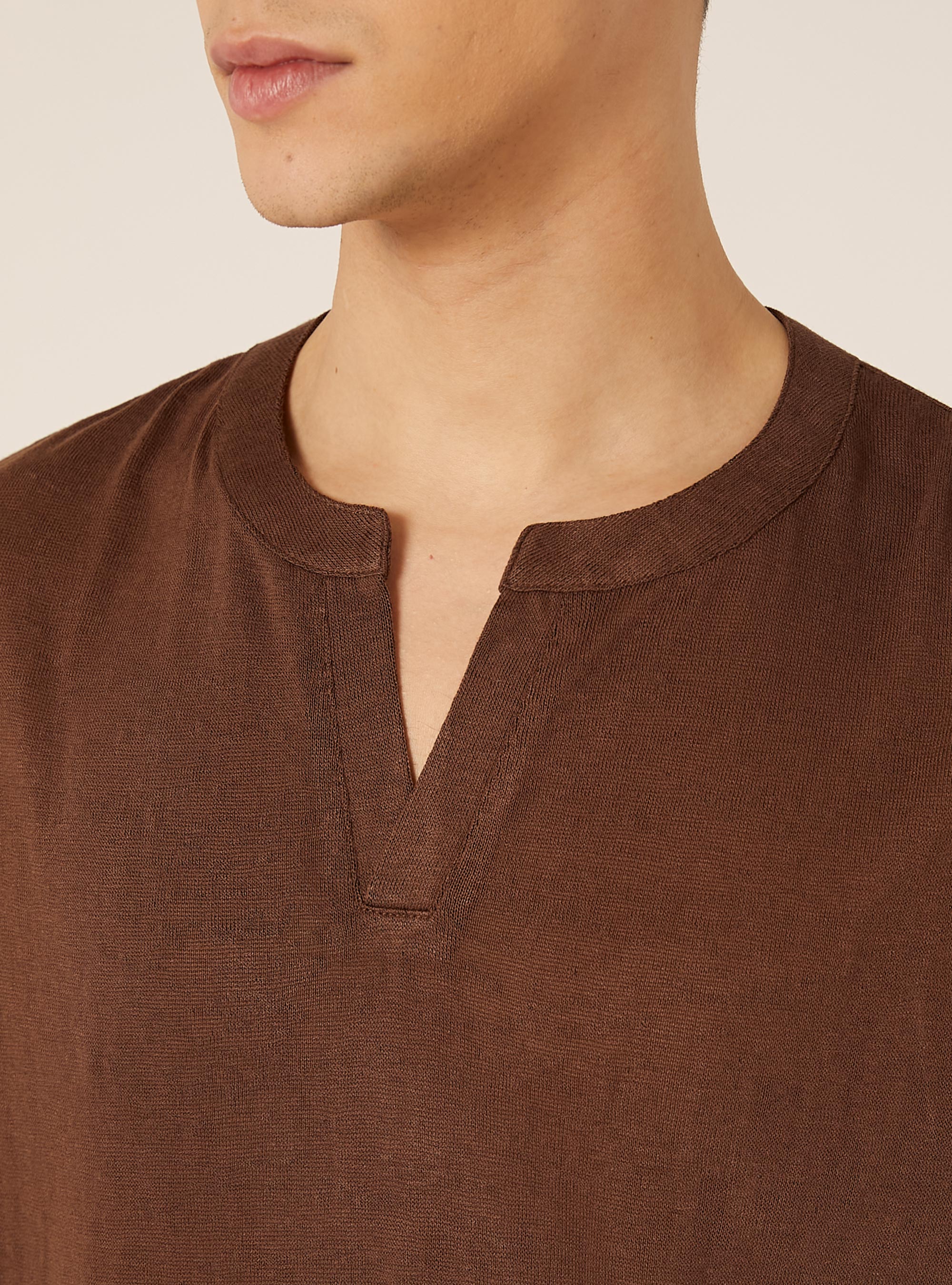 Maglietta serafino effetto lino, BR1 BROWN DARK