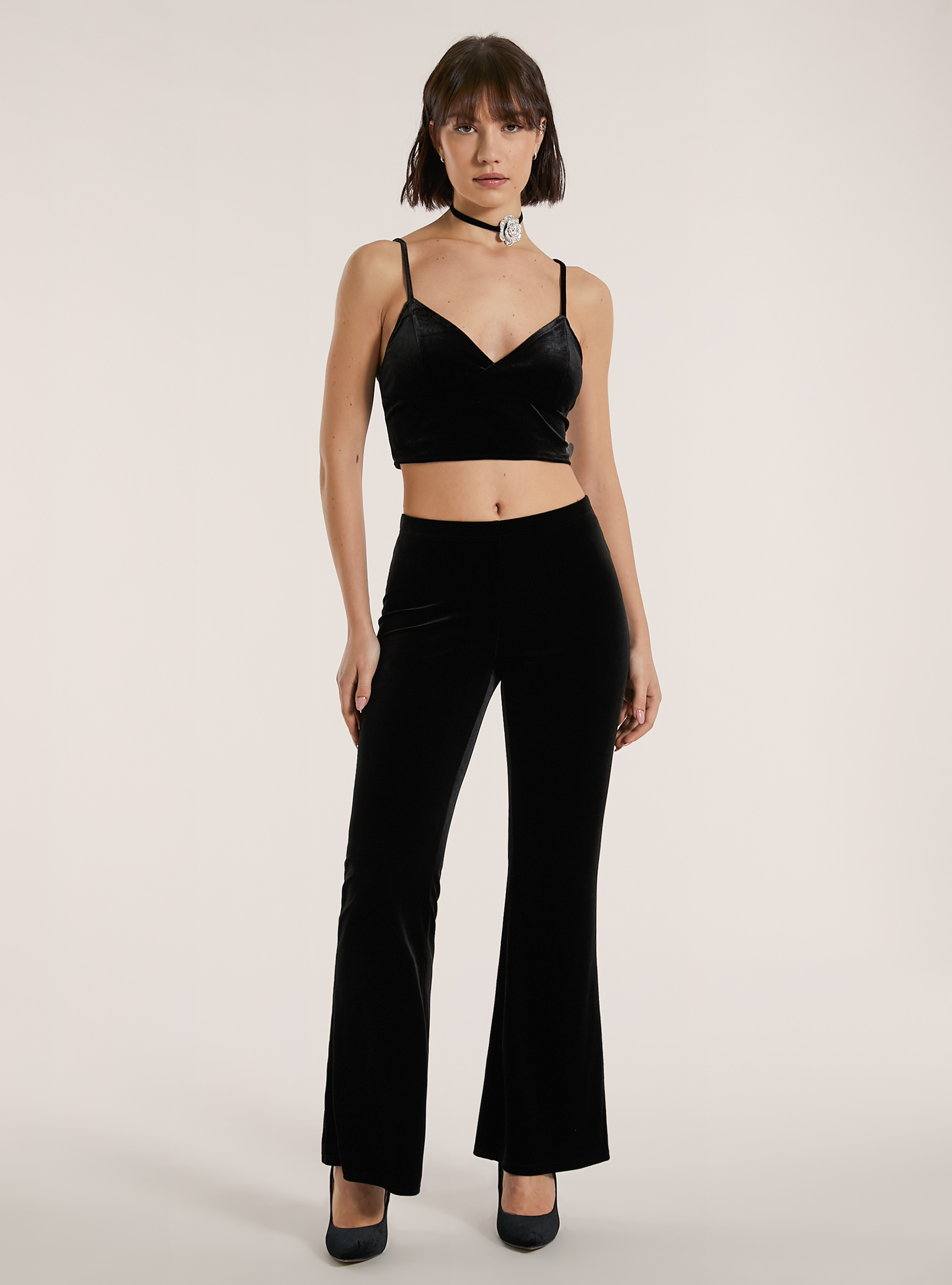 Top crop con bretelle in velluto, BK1 BLACK