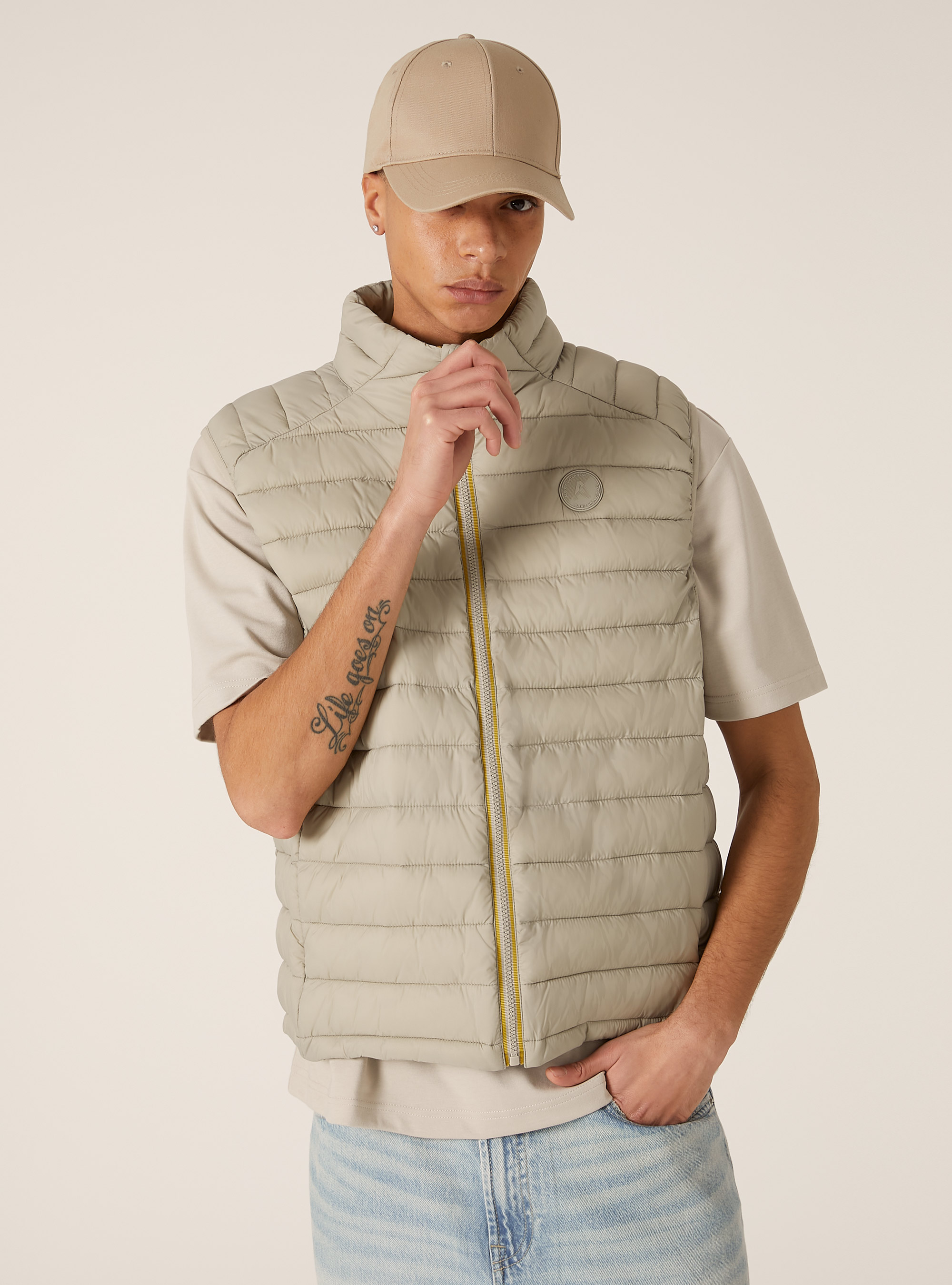 Padded sleeve jacket with contrasting zip
