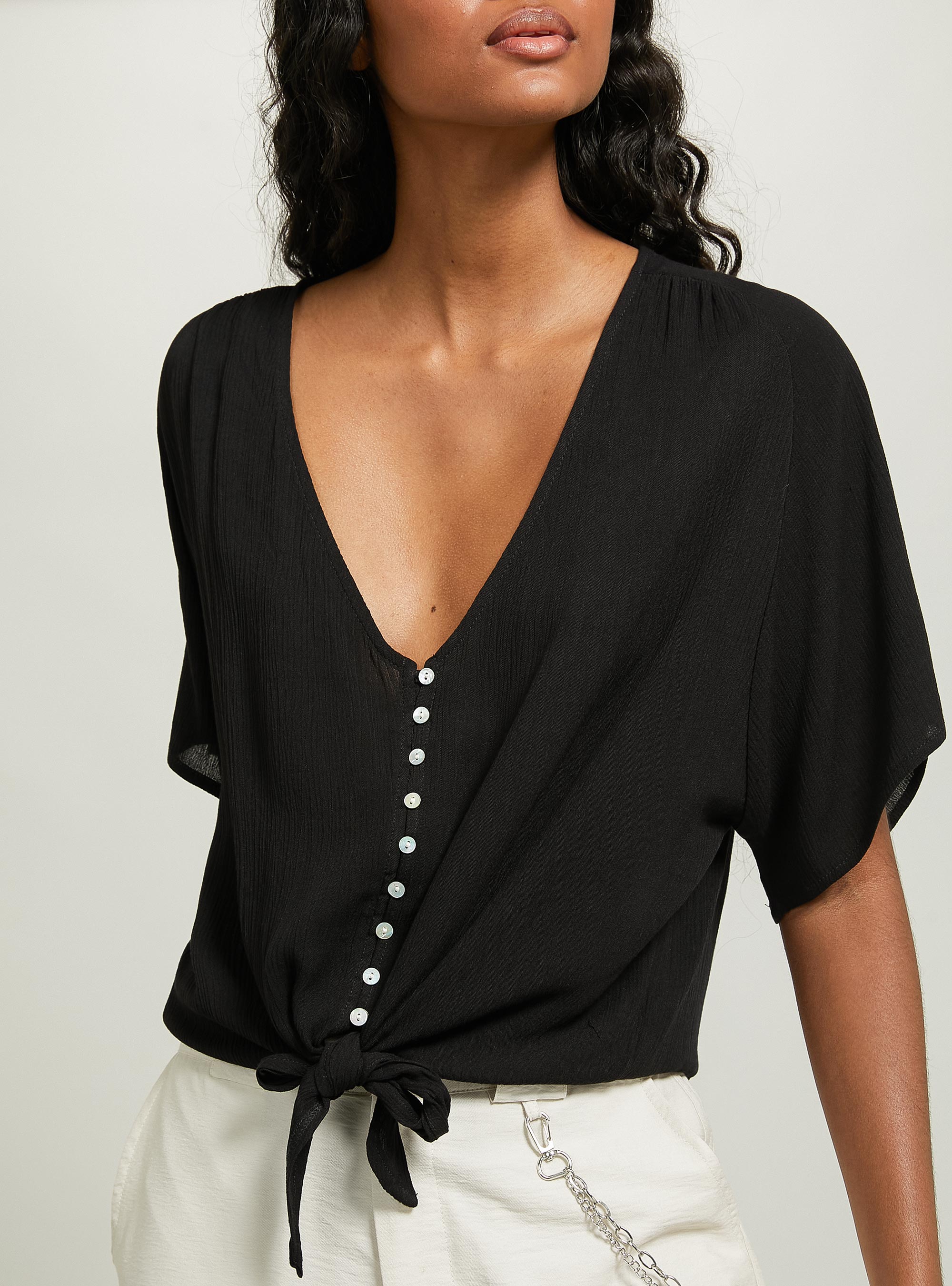 Camisa lisa con cuello de pico y nudo en la cintura, BK1 BLACK
