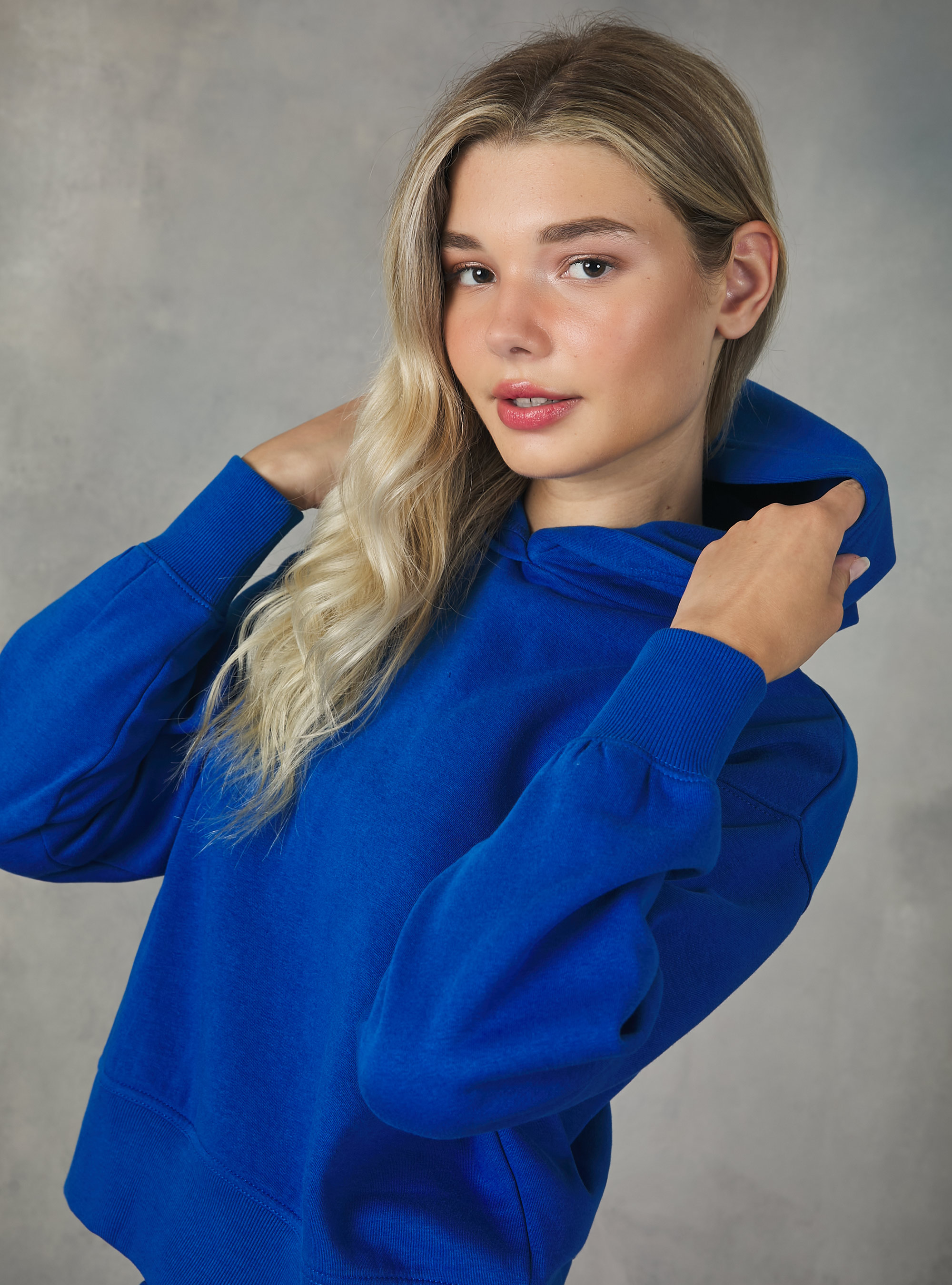 Cropped sweatshirt with comfort fit hood, RY2 ROYALE MEDIUM