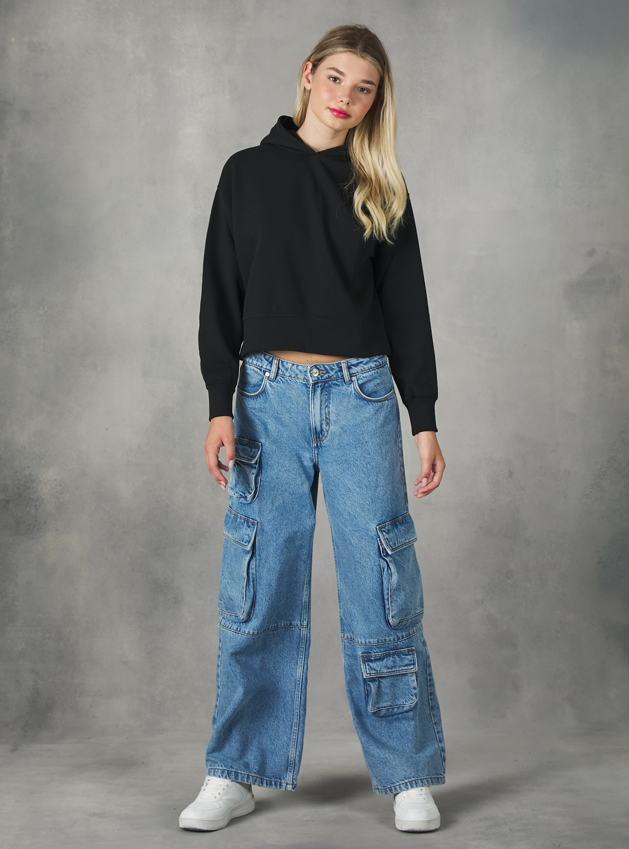 Cropped sweatshirt with comfort fit hood, BK1 BLACK