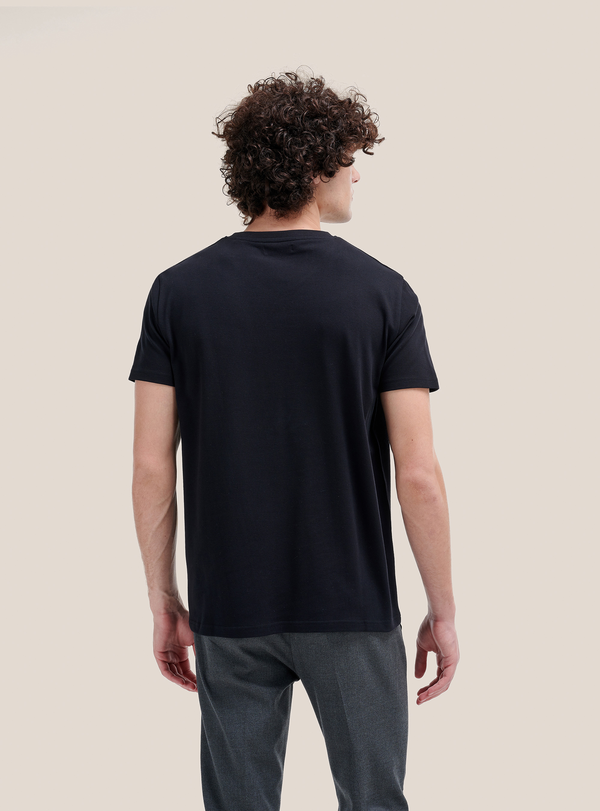 Camiseta basica con cuello pico, NEGRO