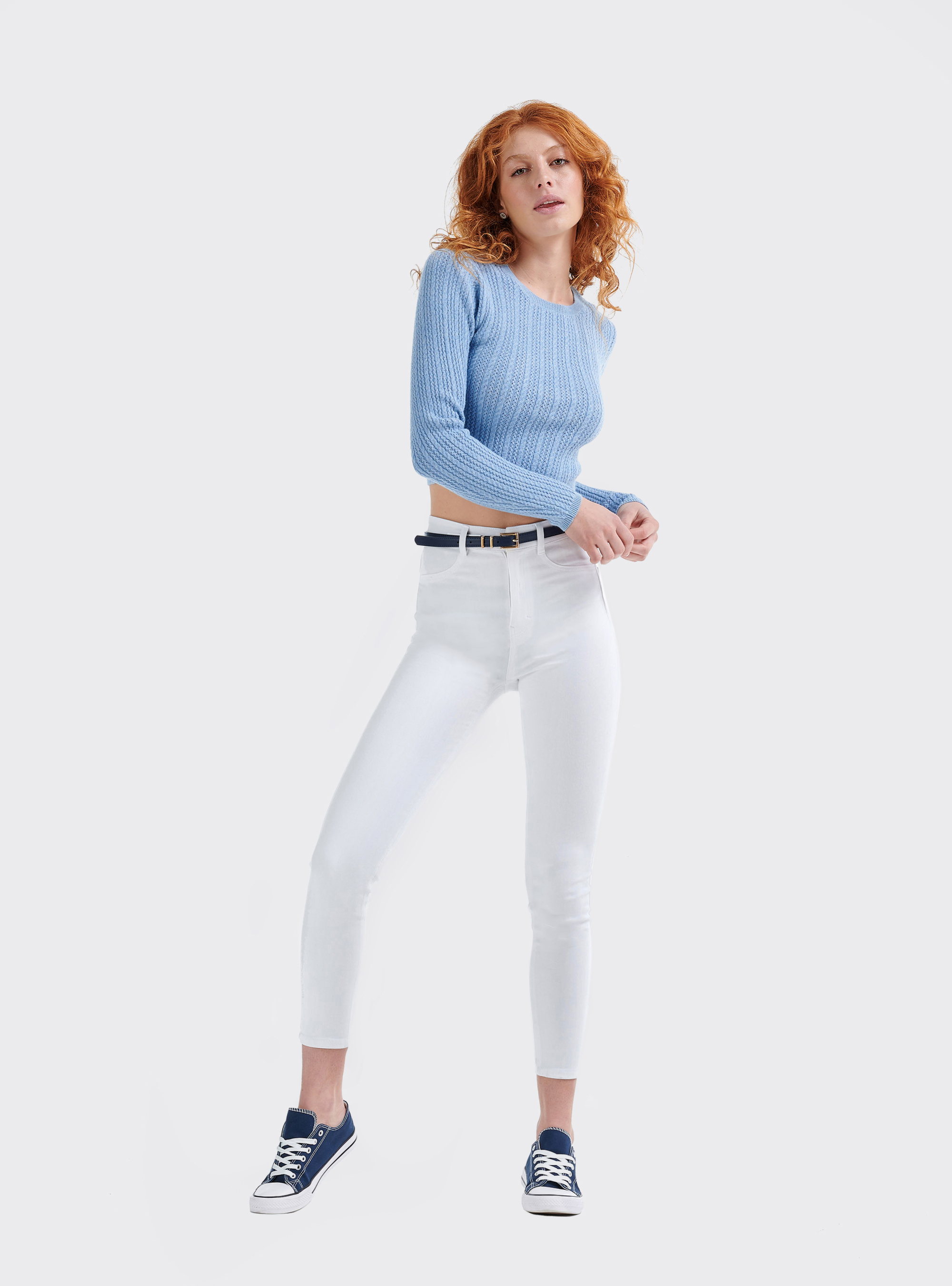 Pullover cropped con lavorazione a trecce piccole e stretch fit, C1188 AZURRE