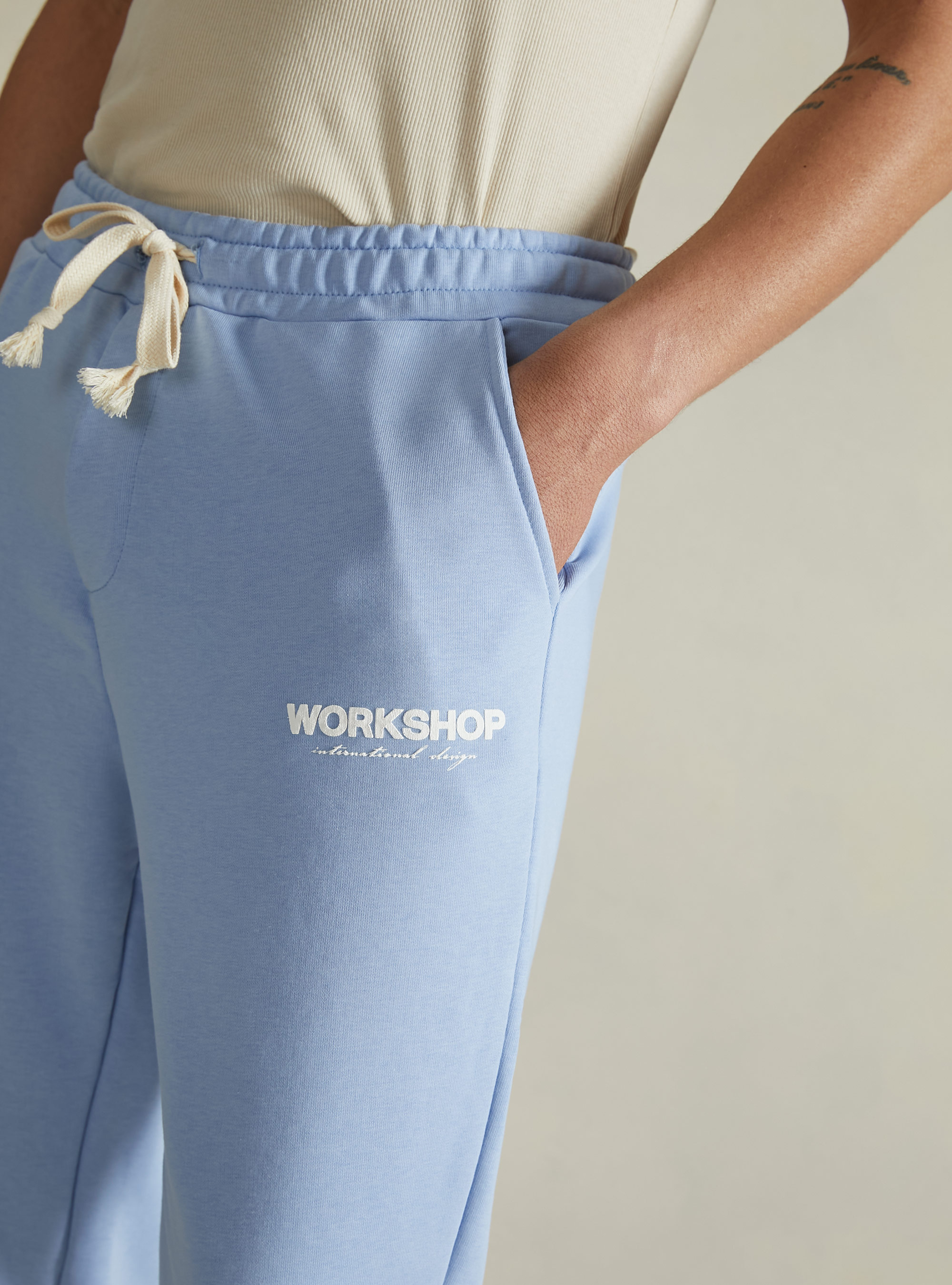 Pantalón jogger con estampado Workshop, AZ3 AZURE LIGHT