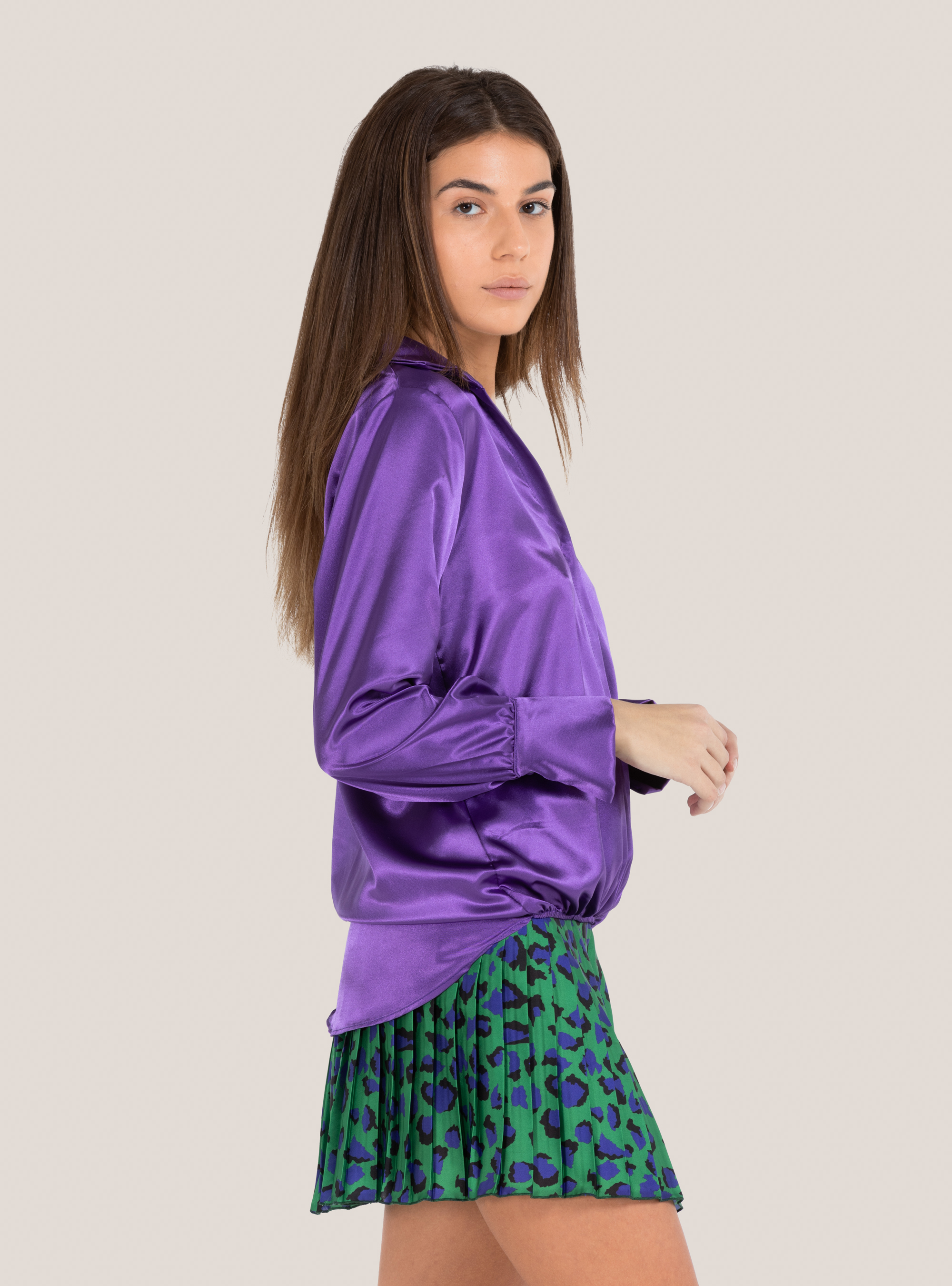Blusa in satin con scollo ad incrocio, C4453 PURPLE