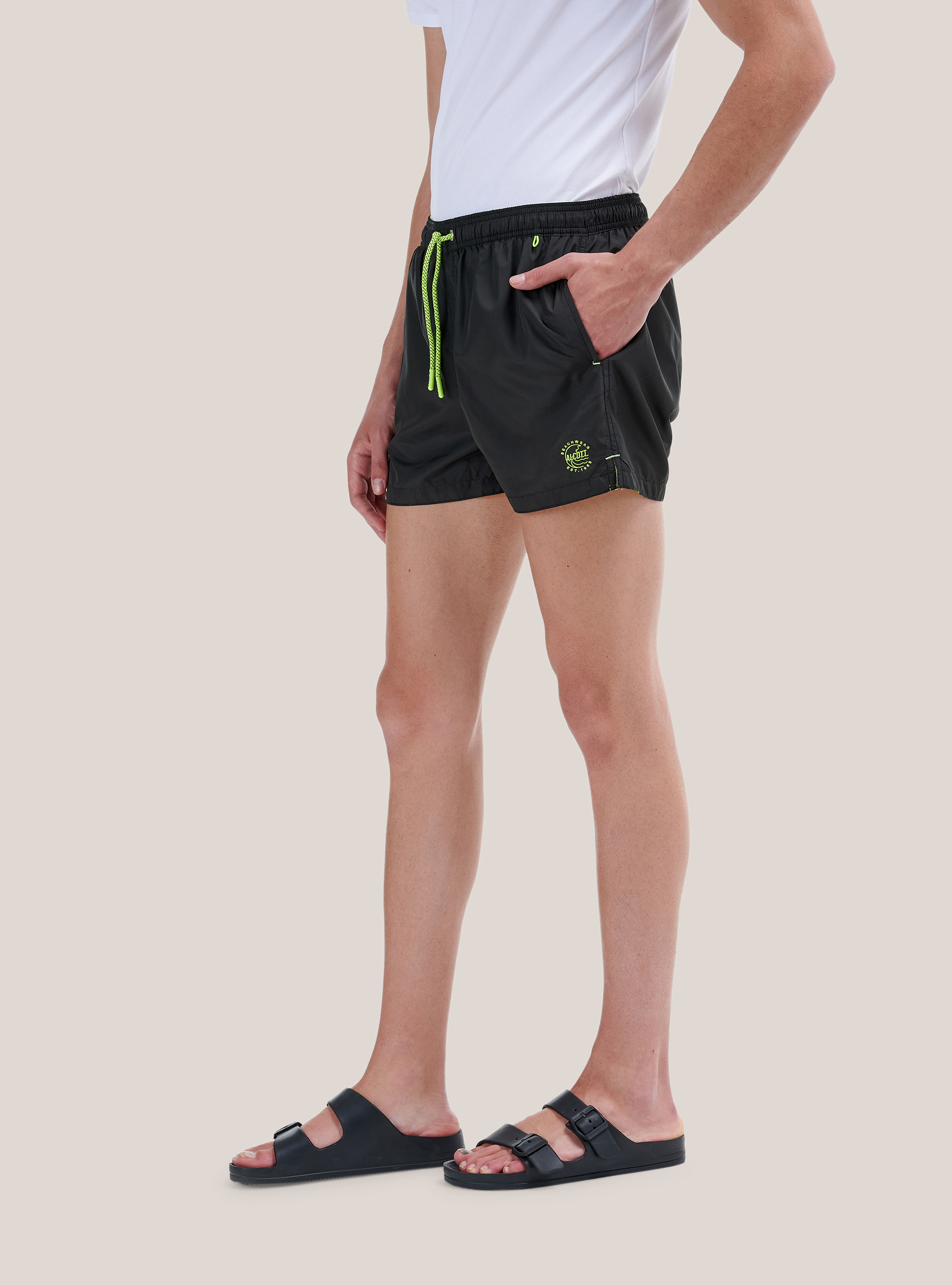 Ba&ntilde;ador con logo bordado y cord&oacute;n en contraste., NEGRO