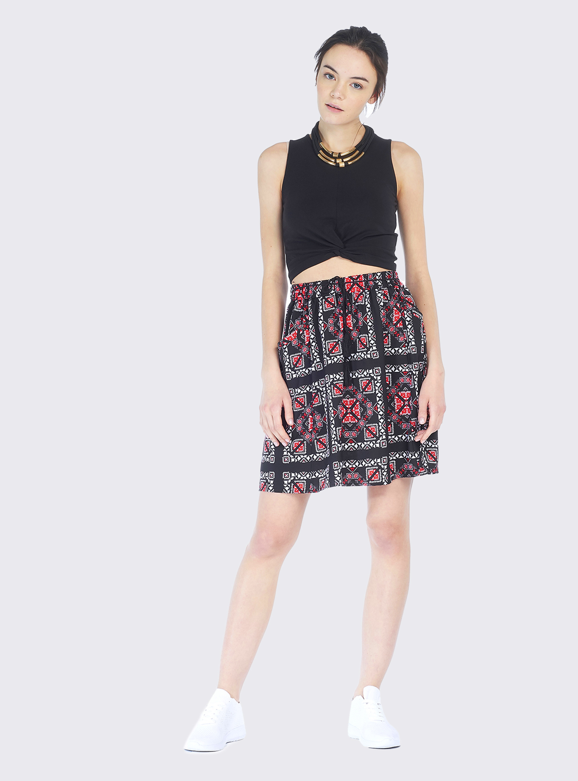 Kurzes, schlichtes Oberteil mit Knoten, C101 BLACK