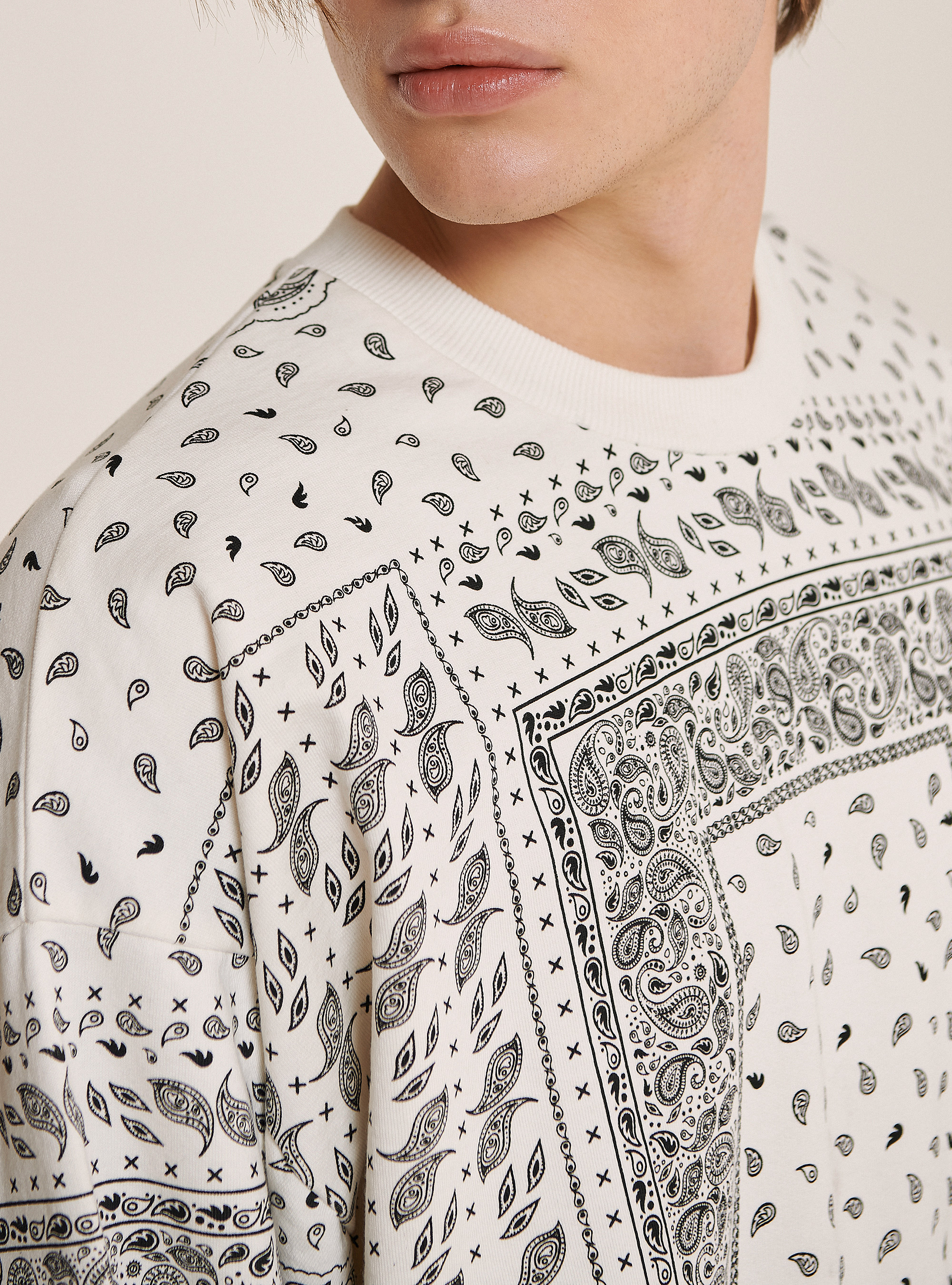 Ringhals-Sweatshirt mit Paisley-Print, C0020 OFF WHITE