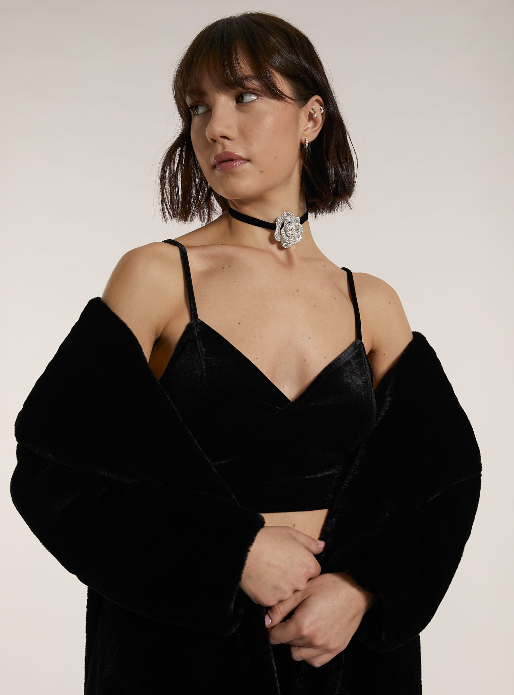 Top crop con bretelle in velluto, BK1 BLACK