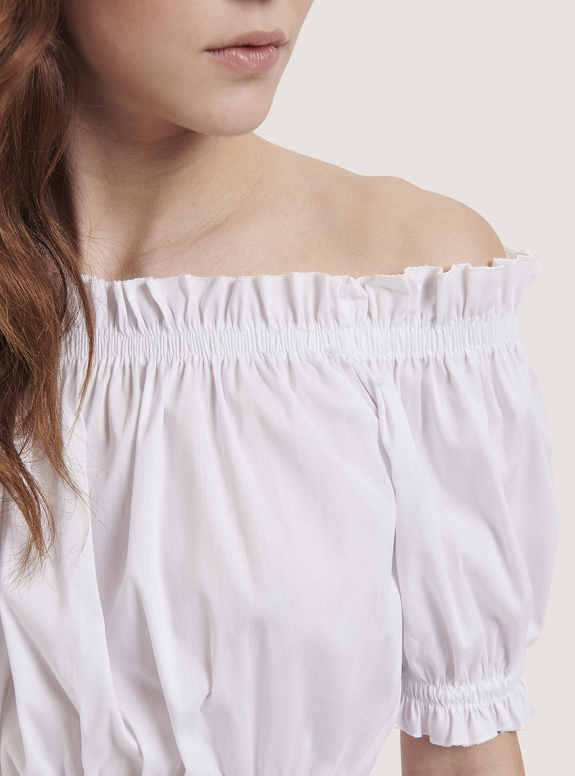 Blusa fruncida con escote bardot, BLANCO