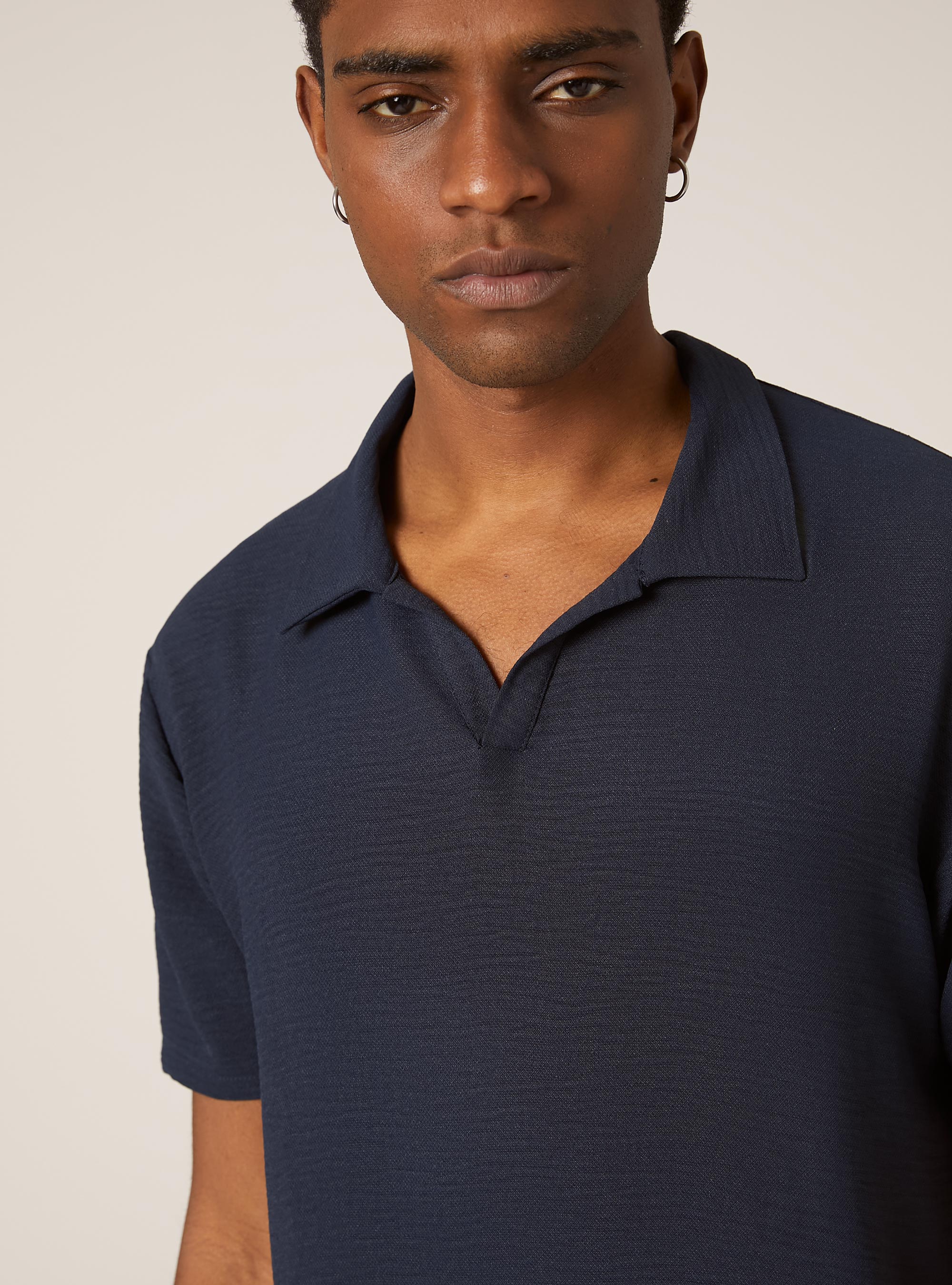 Polo in crepe con collo aperto, NA2 NAVY MEDIUM