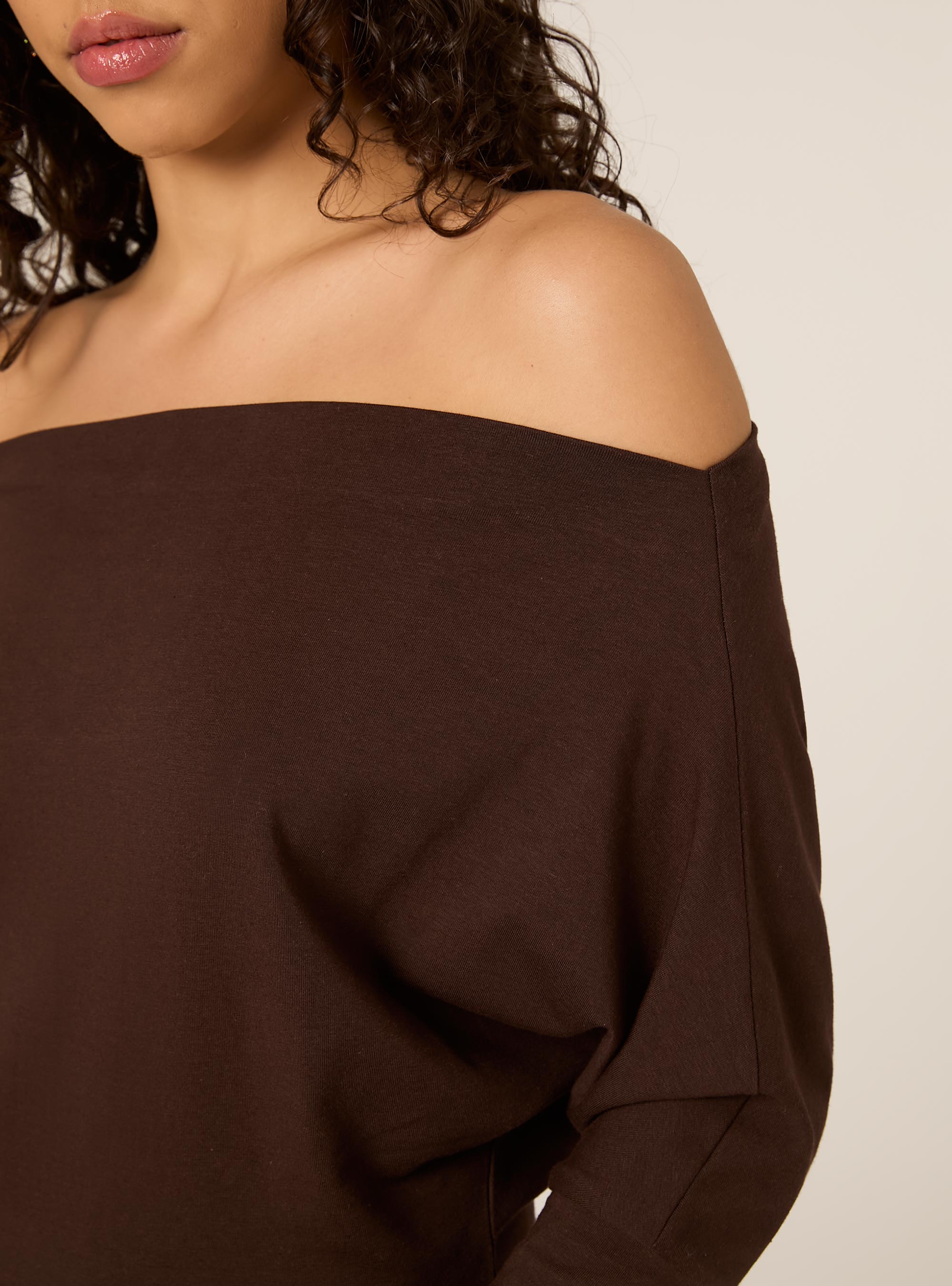 T-shirt a maniche lunghe asimmetrica, BR1 BROWN DARK