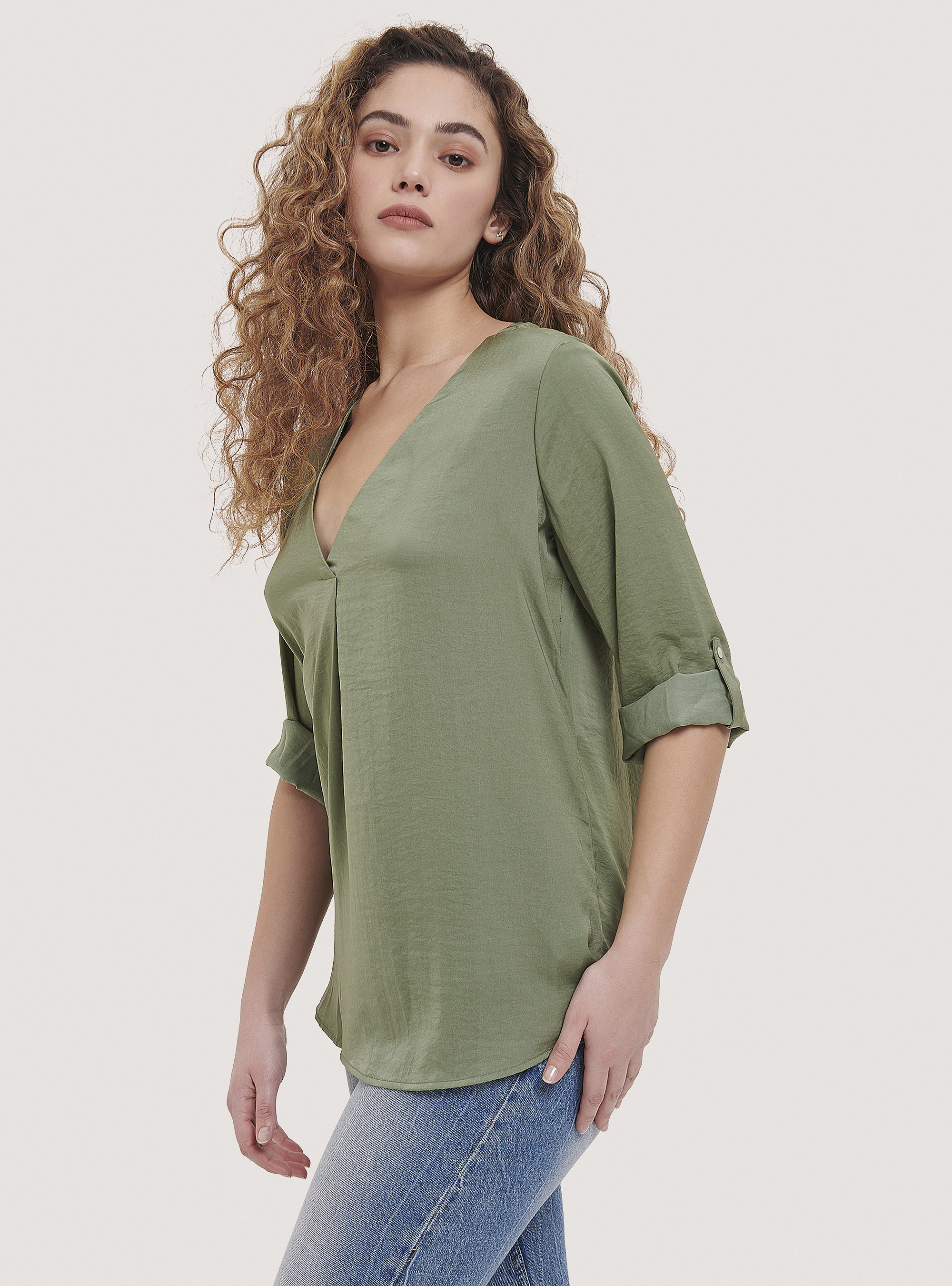 Blusa de color s&oacute;lido con escote, C6582 KAKY