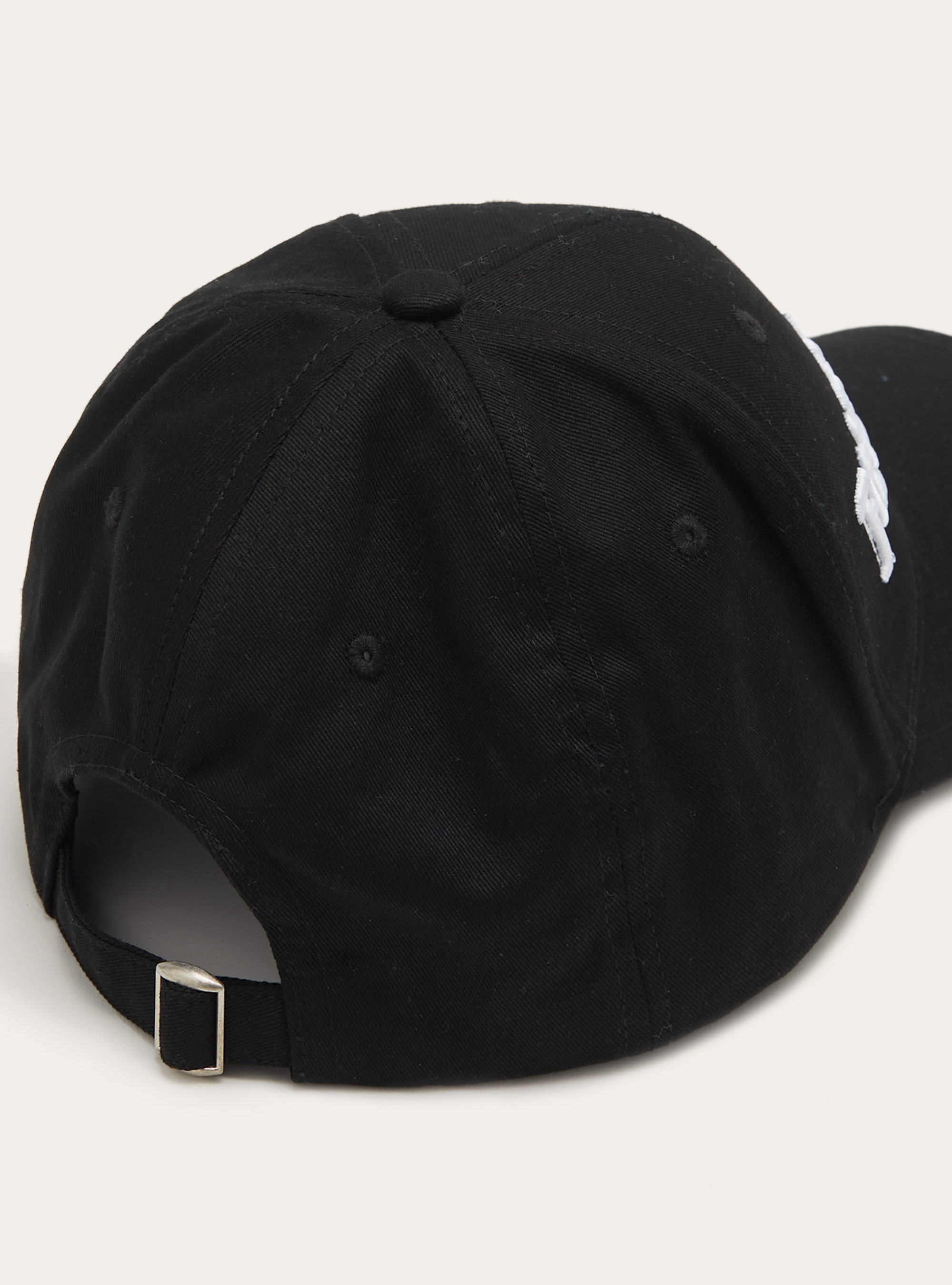 Cappello con ricamo attack on titan, BK1 BLACK