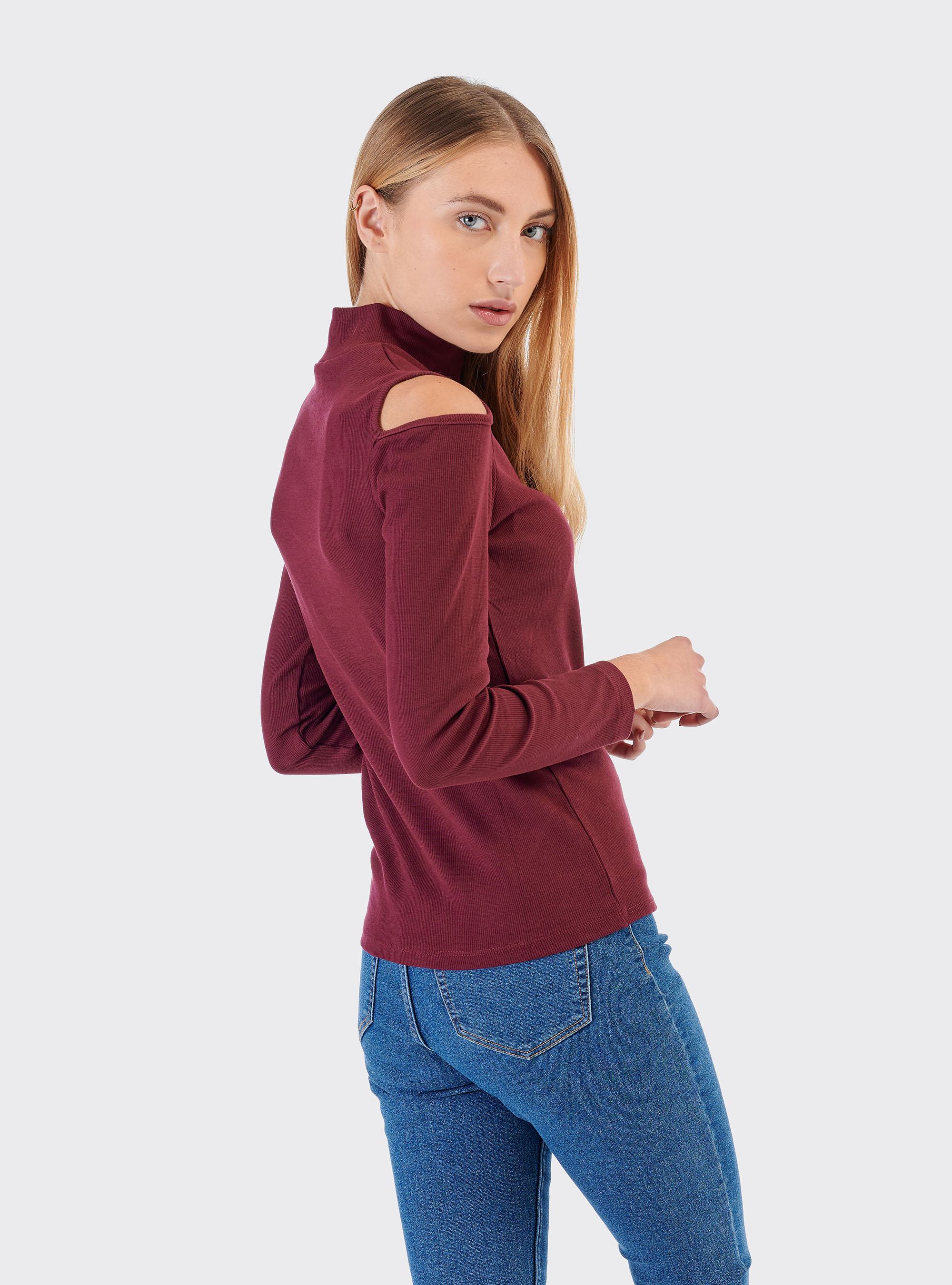 MAILLCAMISETAOT CUELLO ALTO CON HOMBROS ABIERTOS, BURDEOS