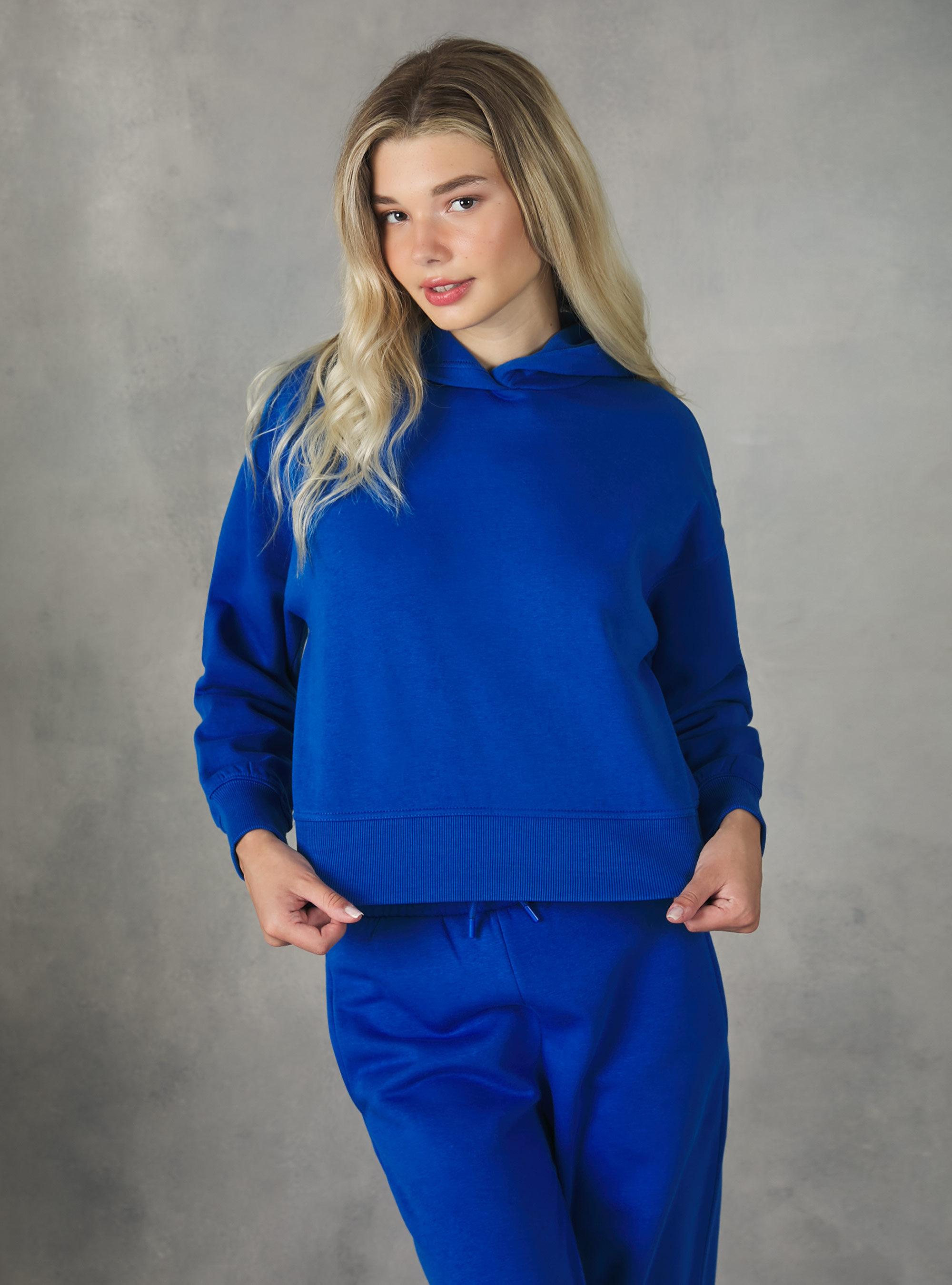 Cropped sweatshirt with comfort fit hood, RY2 ROYALE MEDIUM