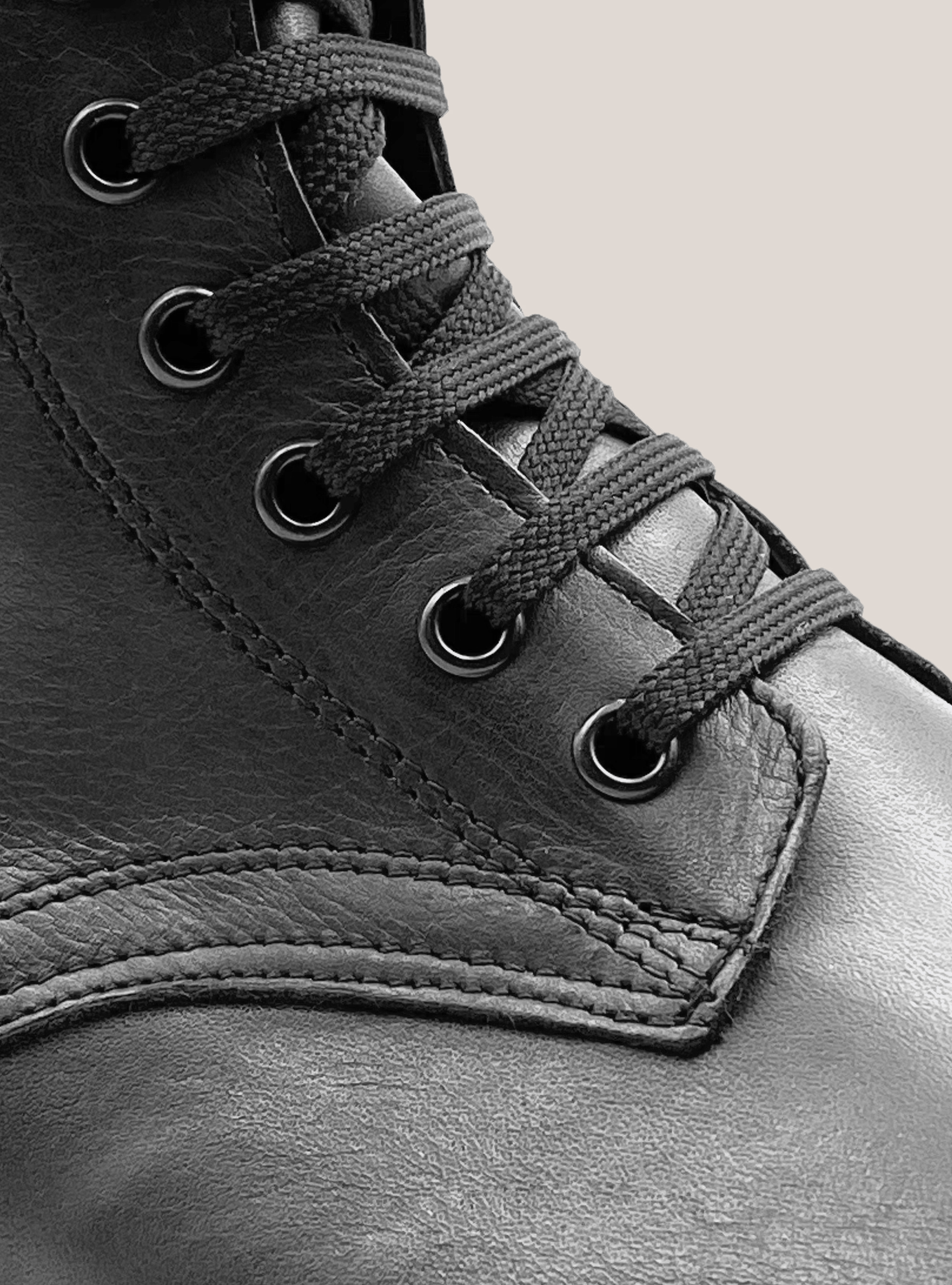 Anfibio vera pelle con suola track, NERO