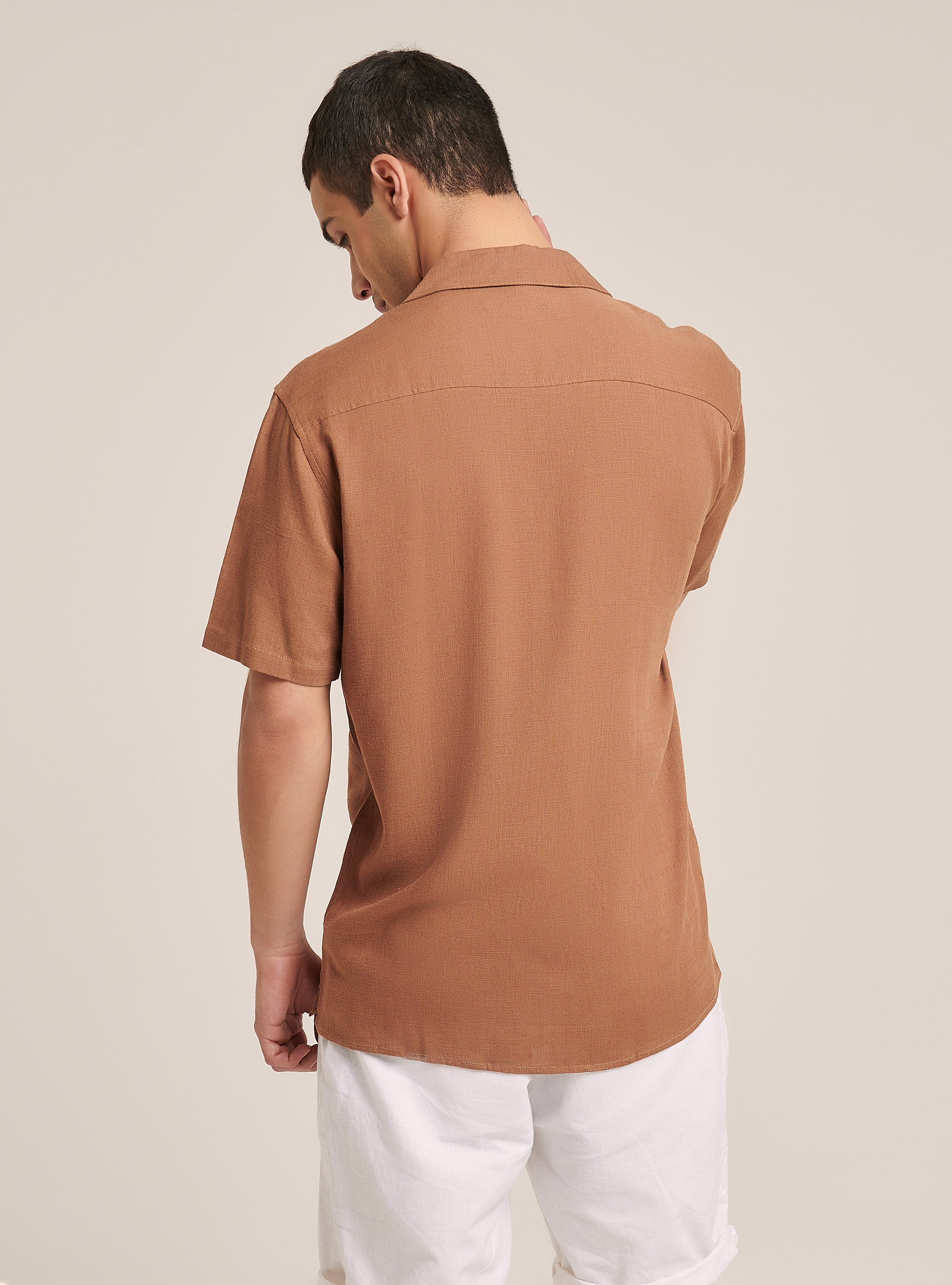 Linen blend shirt with bowling collar, C5507 TOBACCO