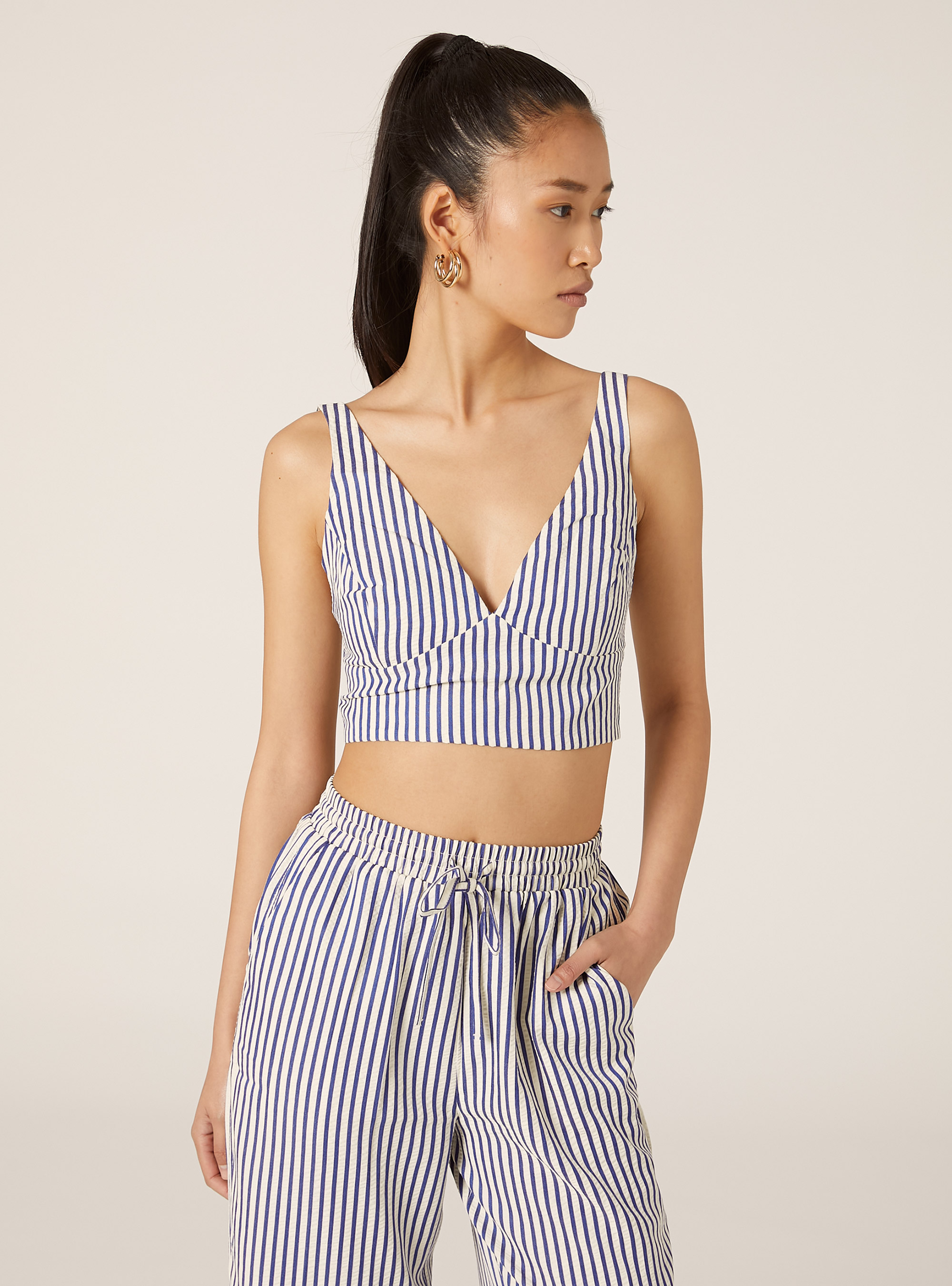Top a righe con texture stropicciata, STRIPES