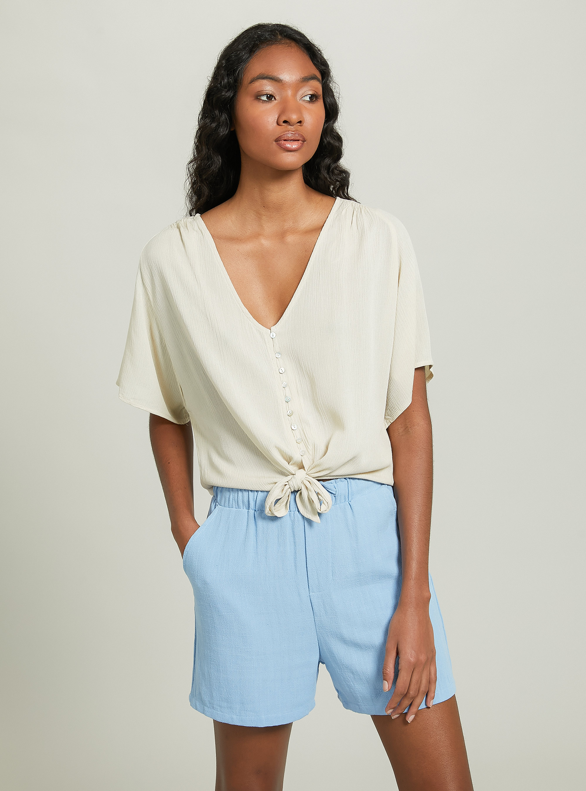 Chemise unie à col en V avec noeud à la taille, BG3 BEIGE LIGHT