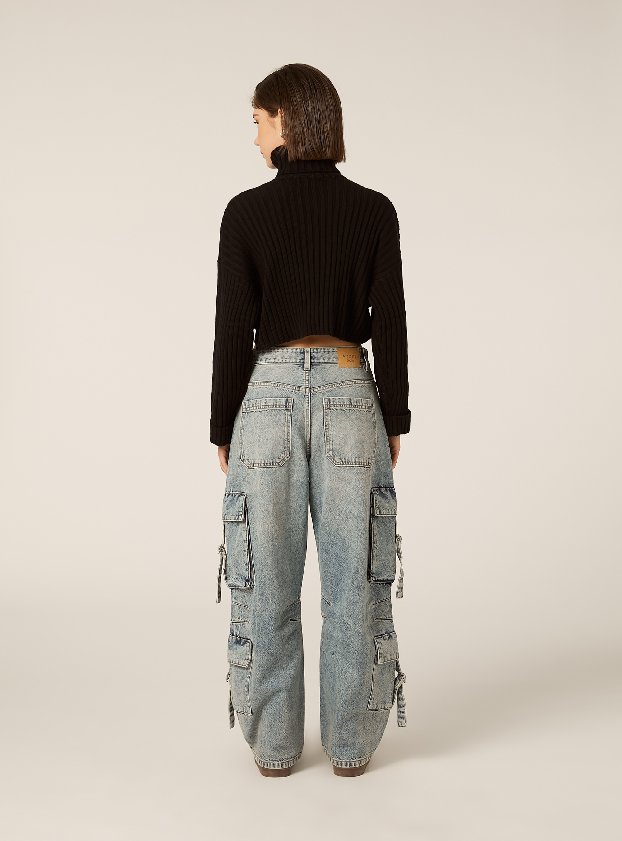 Kurzer Pullover mit hohem Kragen, BK1 BLACK