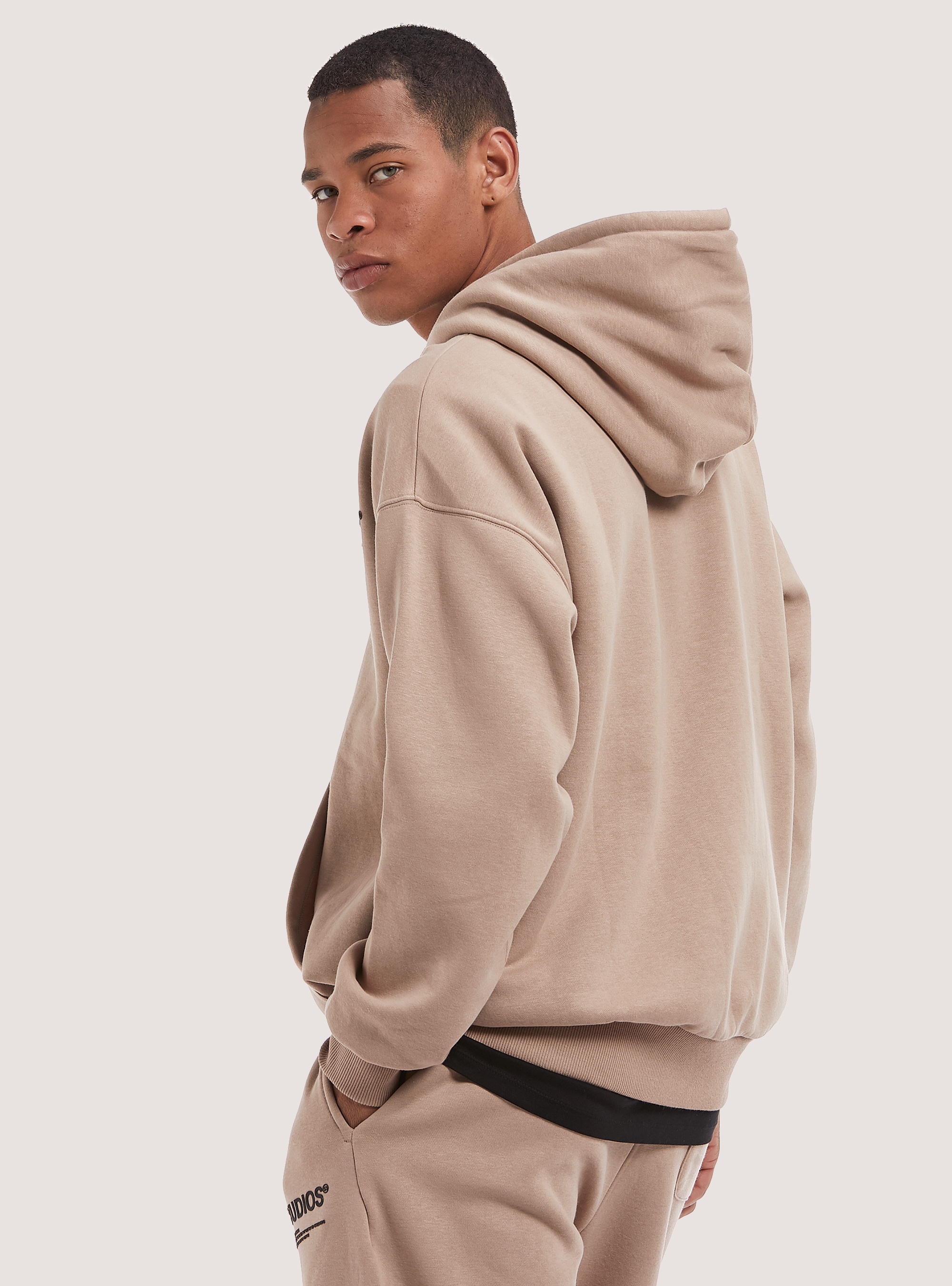 Sudadera con capucha estampada de Studios, CAMELLO