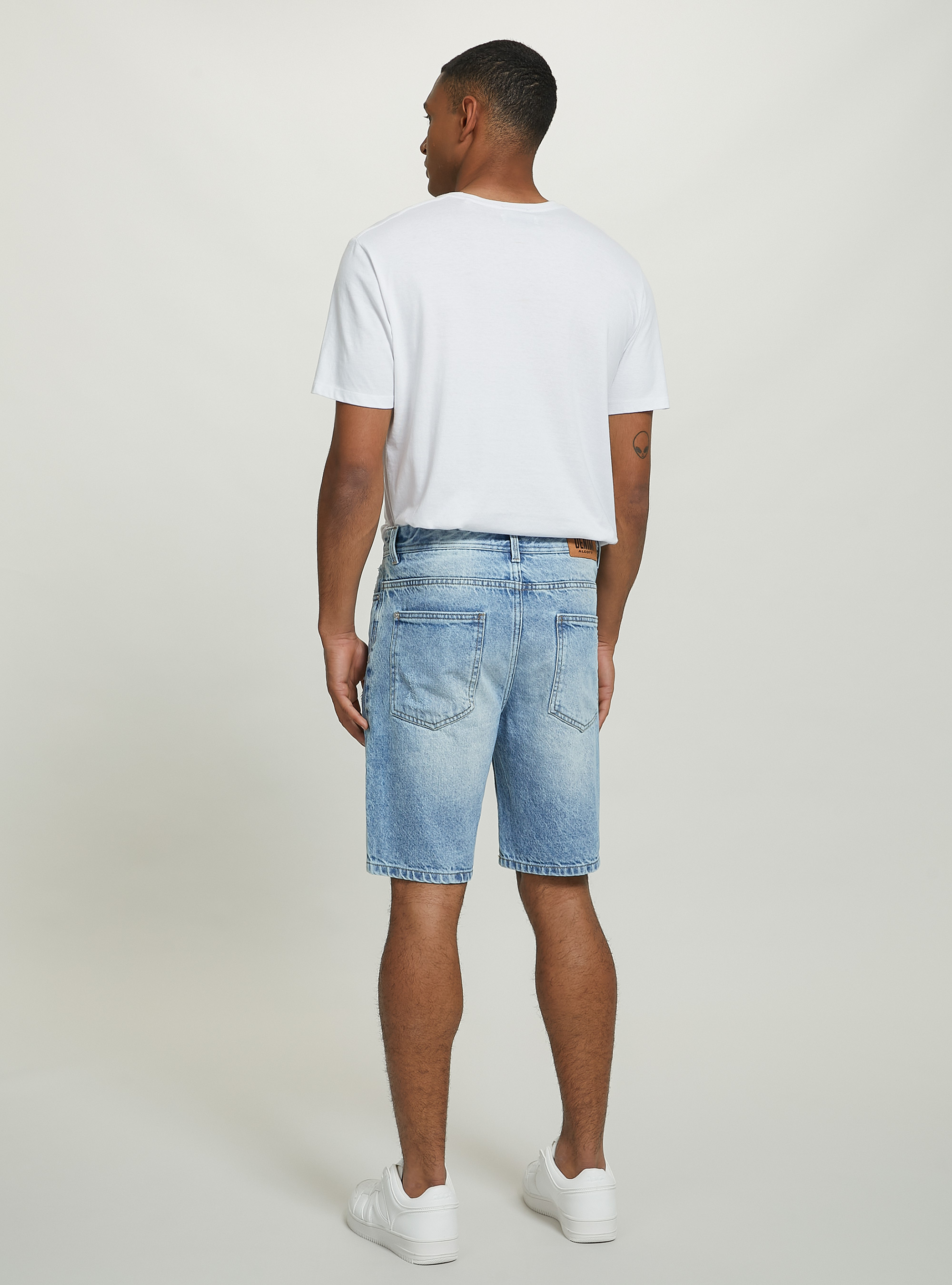 Bermudashorts aus Stretch-Denim in schmaler Passform, D003 MEDIUM BLUE