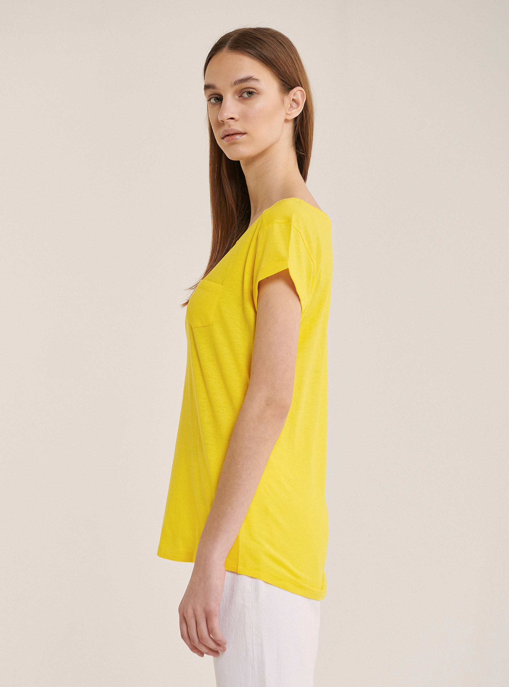 Camiseta esencial de algod&oacute;n con bolsillo en el pecho, C785 YELLOW