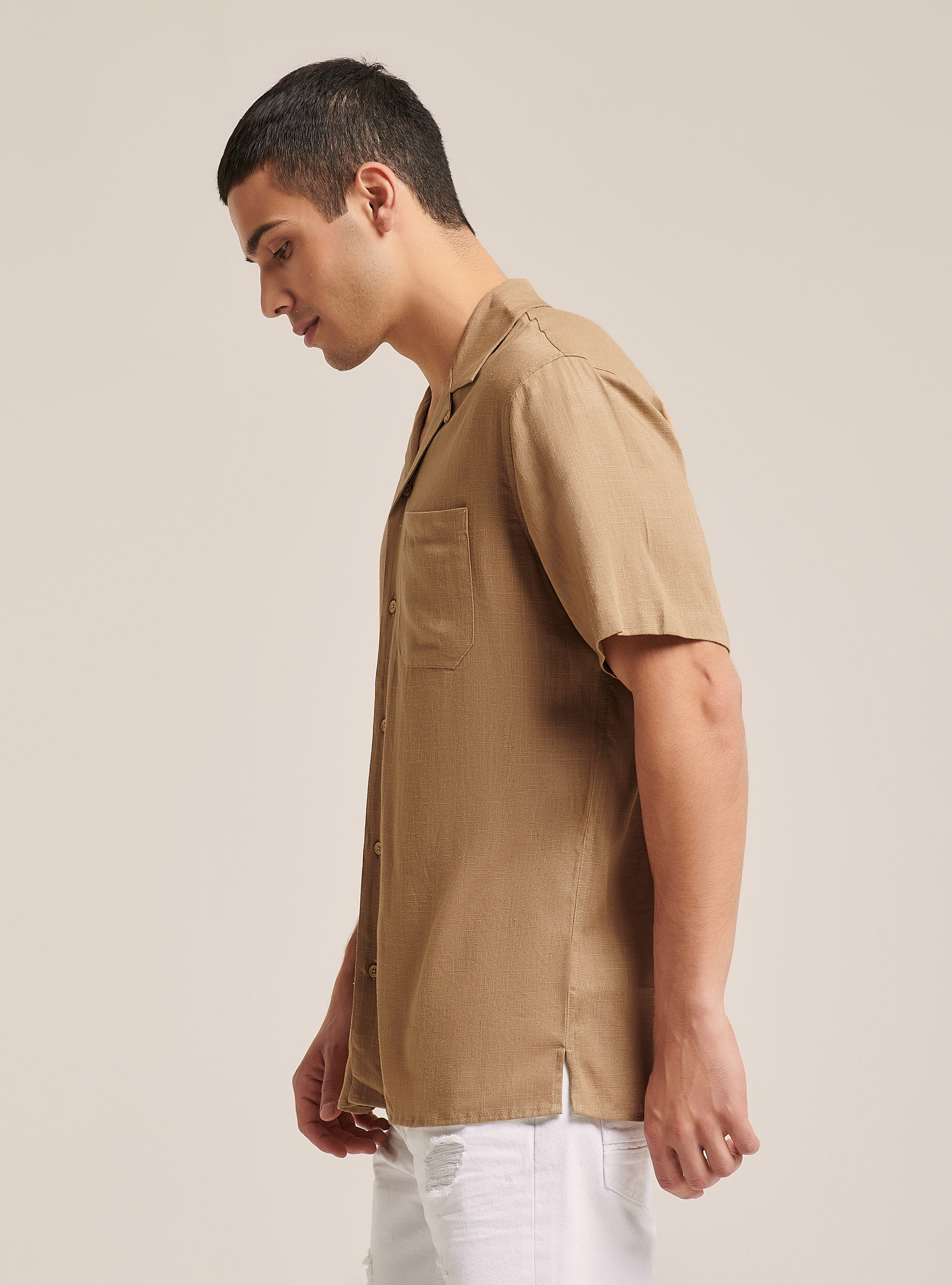 Camicia in misto lino con collo bowling, C1150 SAND