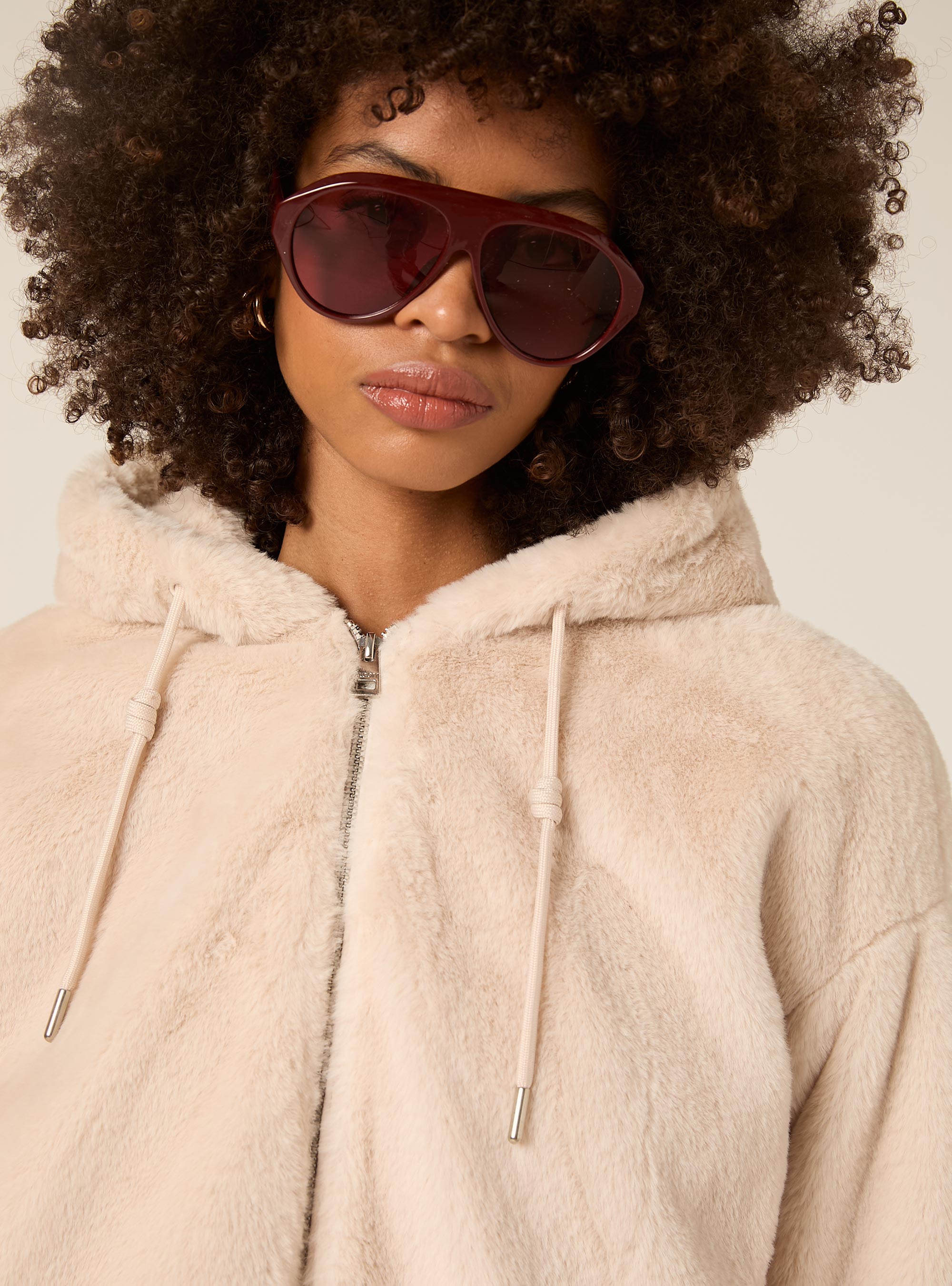 Giubbotto con cappuccio in pelliccia sintetica, BG3 BEIGE LIGHT