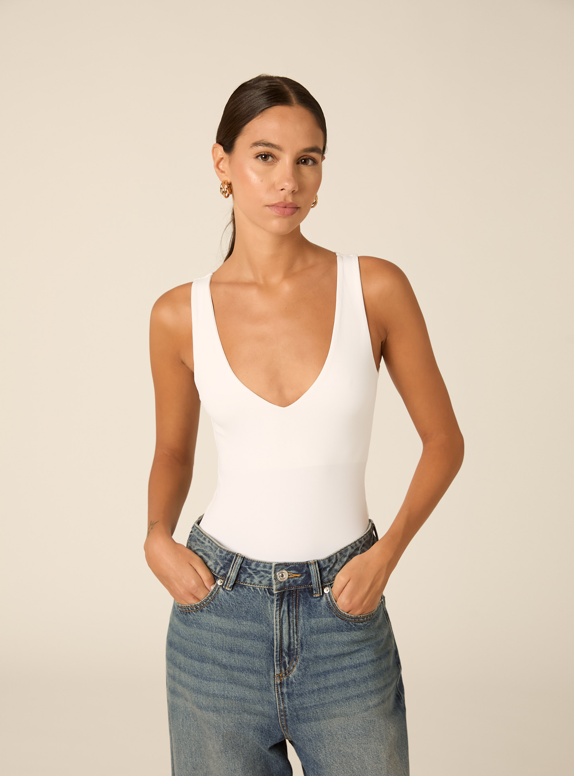 Sleeveless stretch fabric bodysuit with v neck, WH3 WHITE