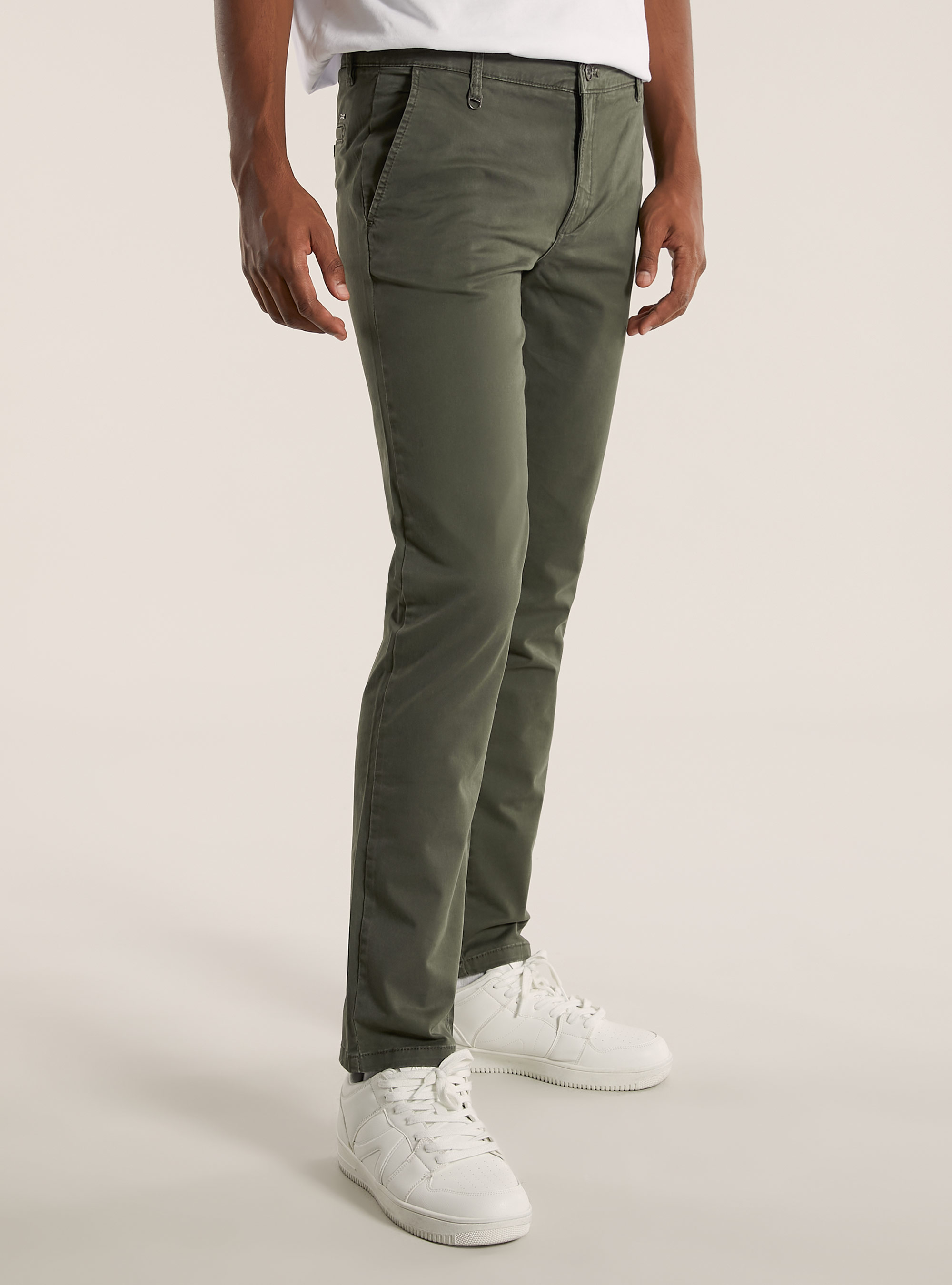 Pantal&oacute;n chino ajustado de sarga el&aacute;stica, KY2 KAKY MEDIUM