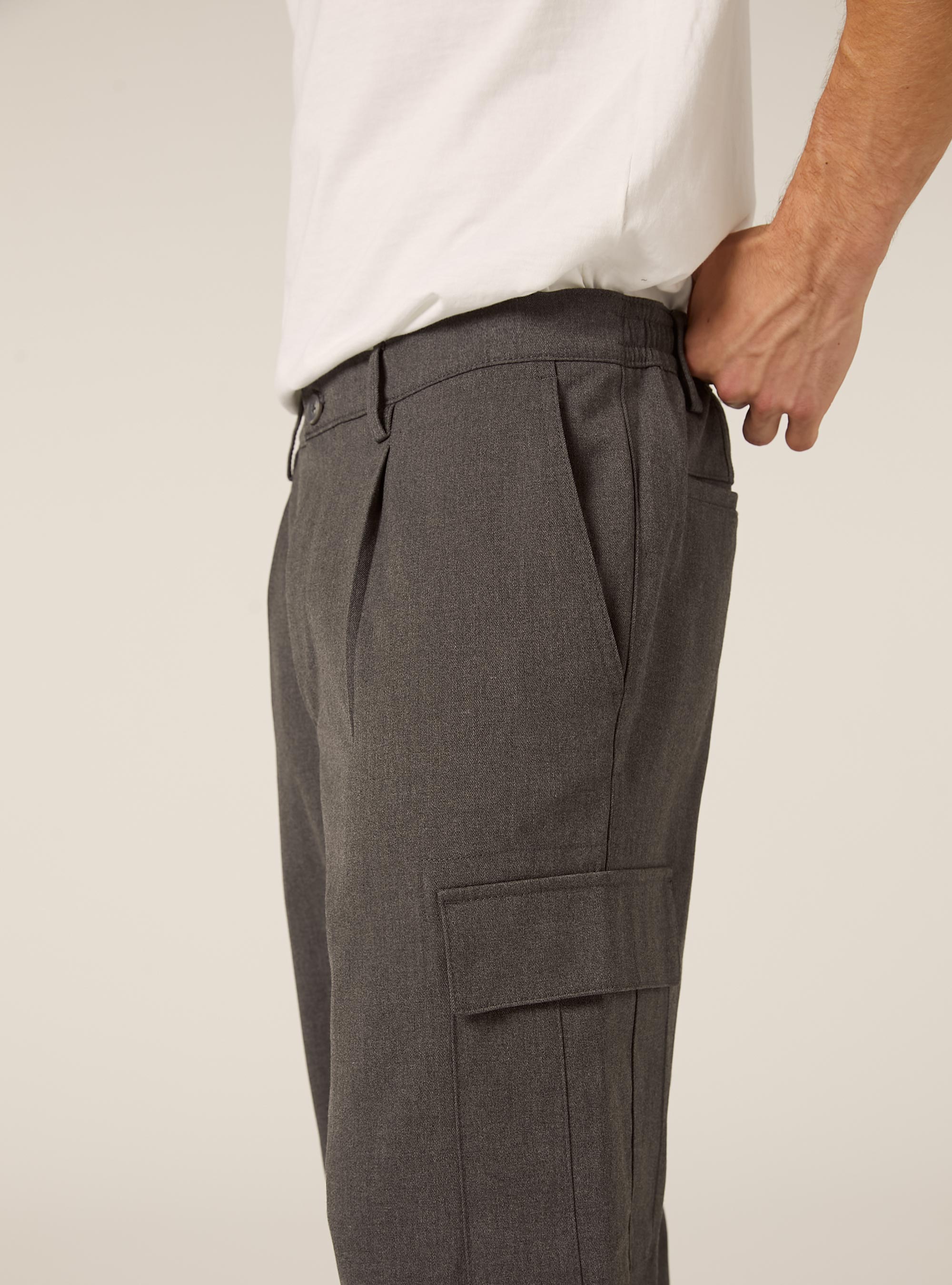 Pantaloni con tasconi e una pince, GY1 GREY DARK