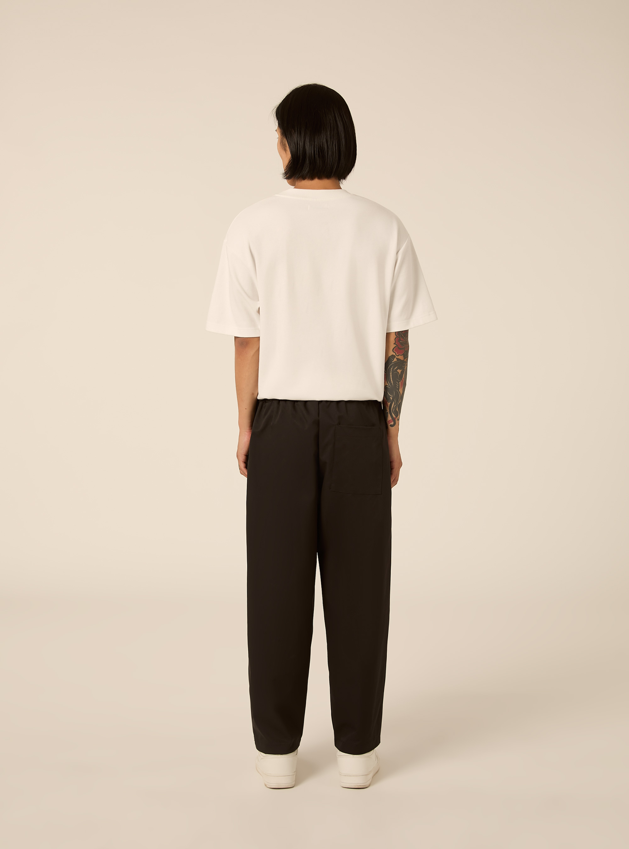 Pantaloni con coulisse in vita e pince, BK1 BLACK