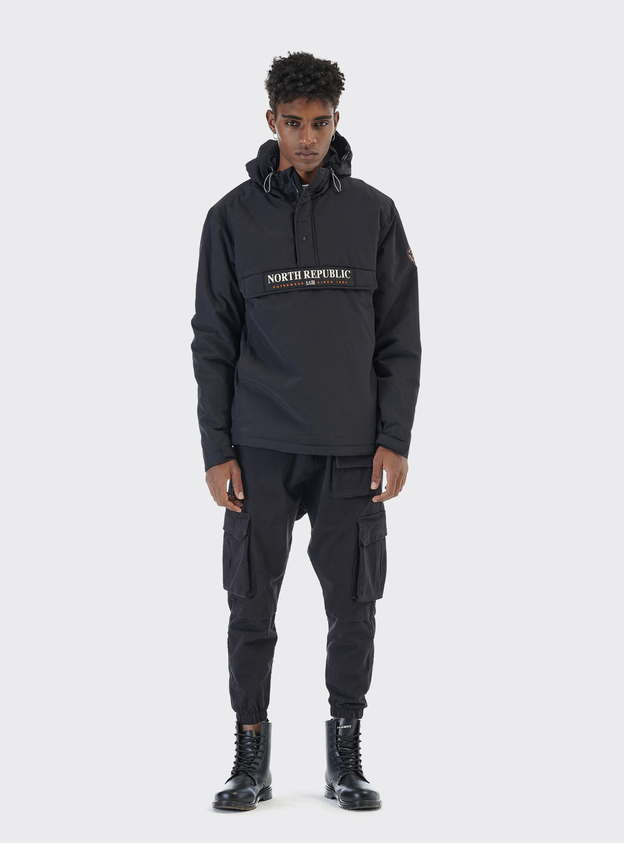 Giubbotto anorak con imbottitura in poliestere 100% riciclato, NERO