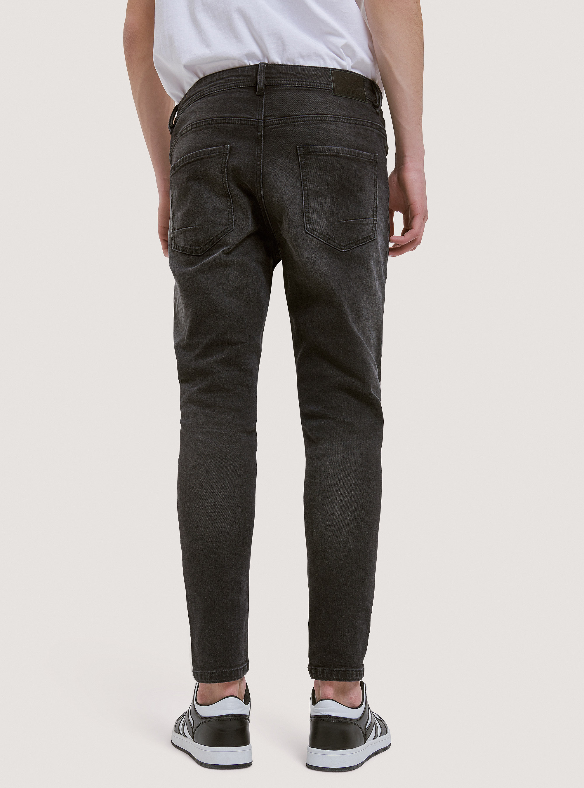 Jeans coupe carotte en denim stretch, C101 BLACK